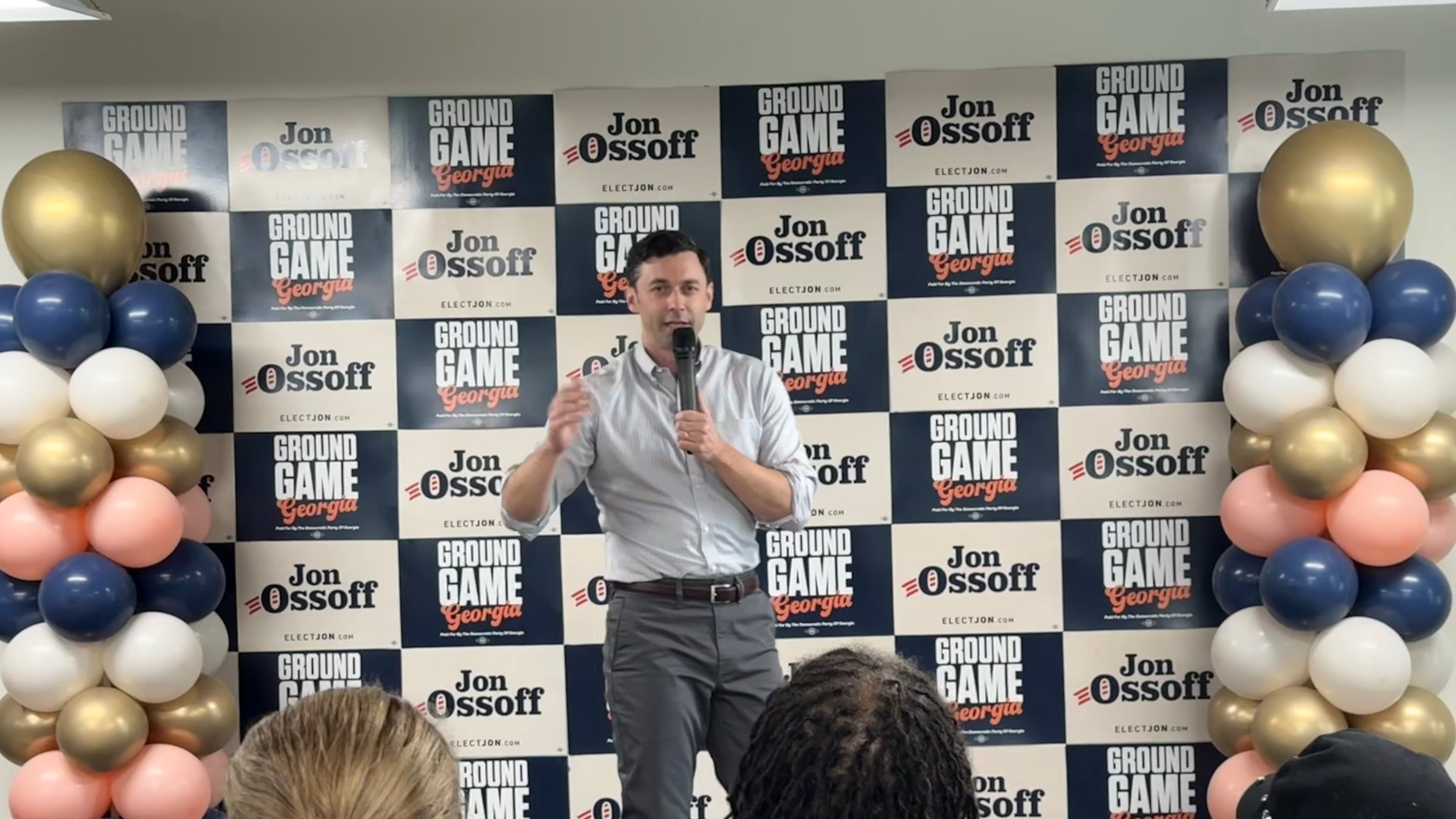 美国参议员乔恩·奥索夫(Jon Ossoff) 于2026 年5 月23 日星期六在迪卡尔布县南部进行竞选活动。奥索夫表示,他相信,透过反对唐纳德·川普总统的政策并与乔治亚州民主党州长候选人凯莎·兰斯·博托姆斯(Keisha Lance Bottoms) 保持团结,他可以赢得连任。 (格雷格·布鲁斯坦/AJC)