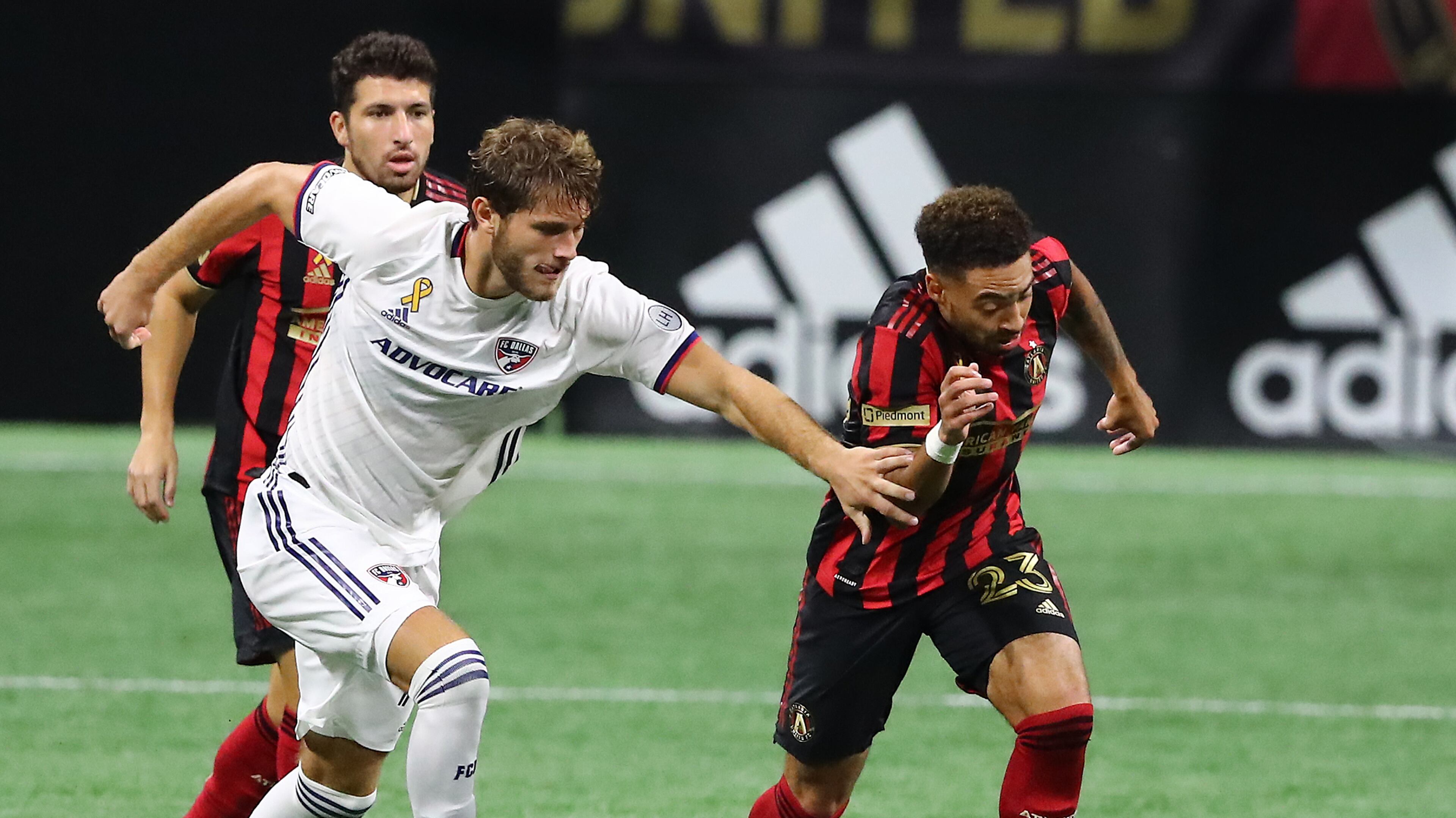 092320 Atlanta: Atlanta United midfielder Jake Mulraney steals from FC Dallas midfielder Francis Tessmann in a MLS soccer match on Wednesday, Sept. 23, 2020 in Atlanta. “Curtis Compton / Curtis.Compton@ajc.com”