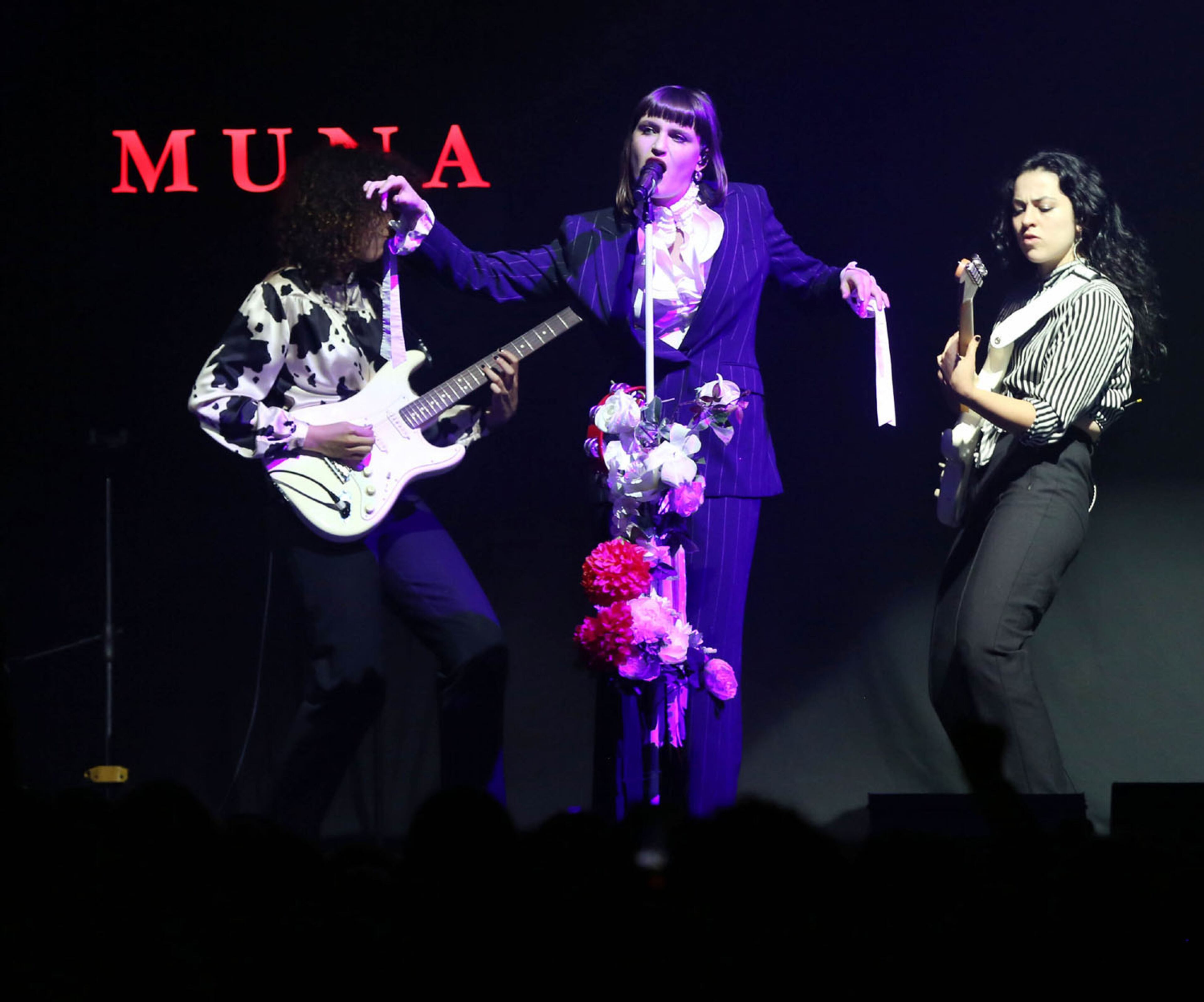 -- Muna.
British heart-throb Harry Styles, a member of One Direction, brought his sold out solo tour to the Coca Cola Roxy Theatre Sunday night, October 8, 2017. The Treat People With Kindness Tour featured Muna as the opening act.
Robb Cohen Photography & Video /RobbsPhotos.com