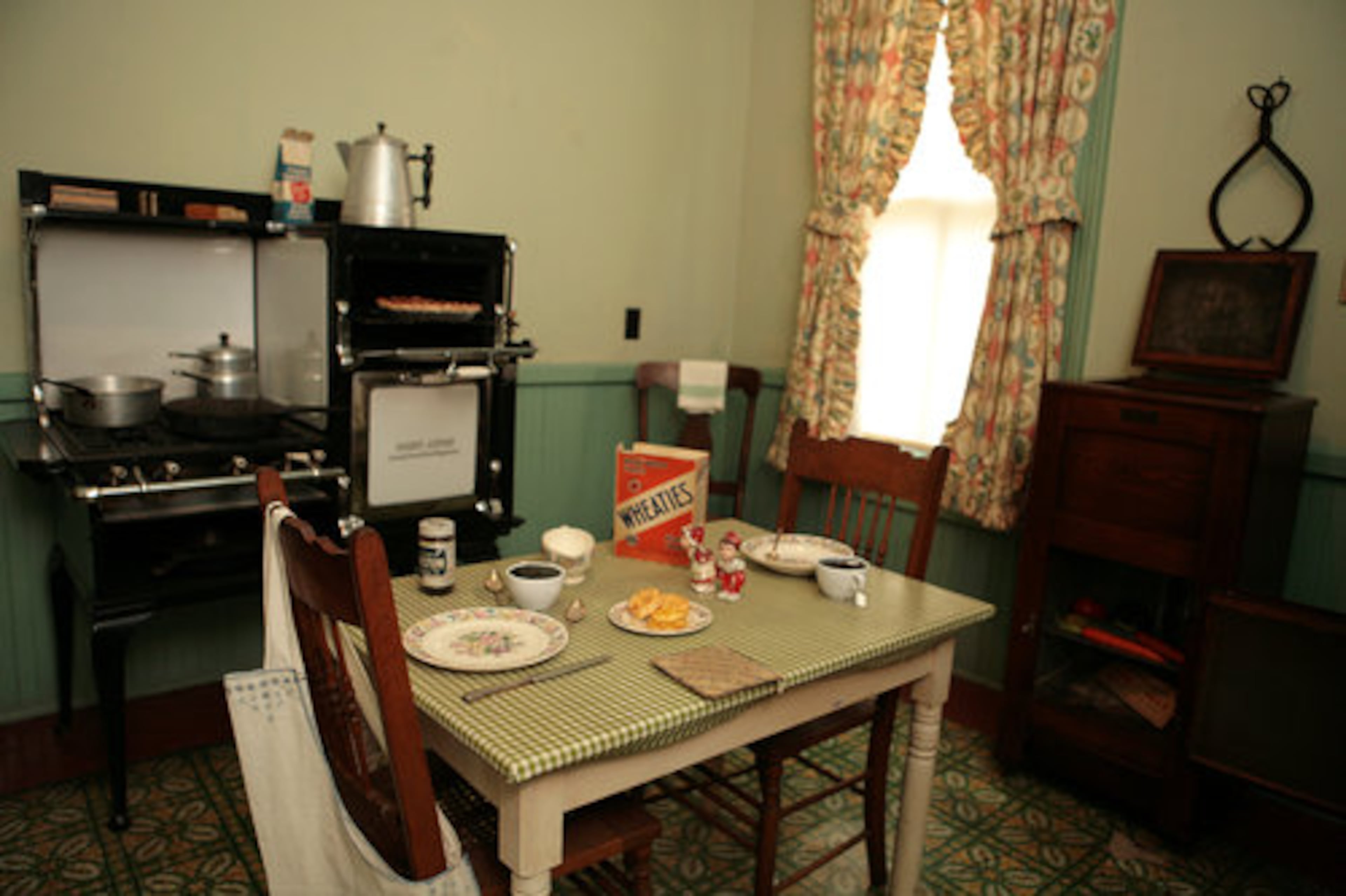 Farris learned how to bake but doesn't remember the men working in the kitchen. All the King children had chores. When it came time to wash dishes after supper, she remembers M.L., Farris' nickname for Martin Jr., invariably needed to use the bathroom.