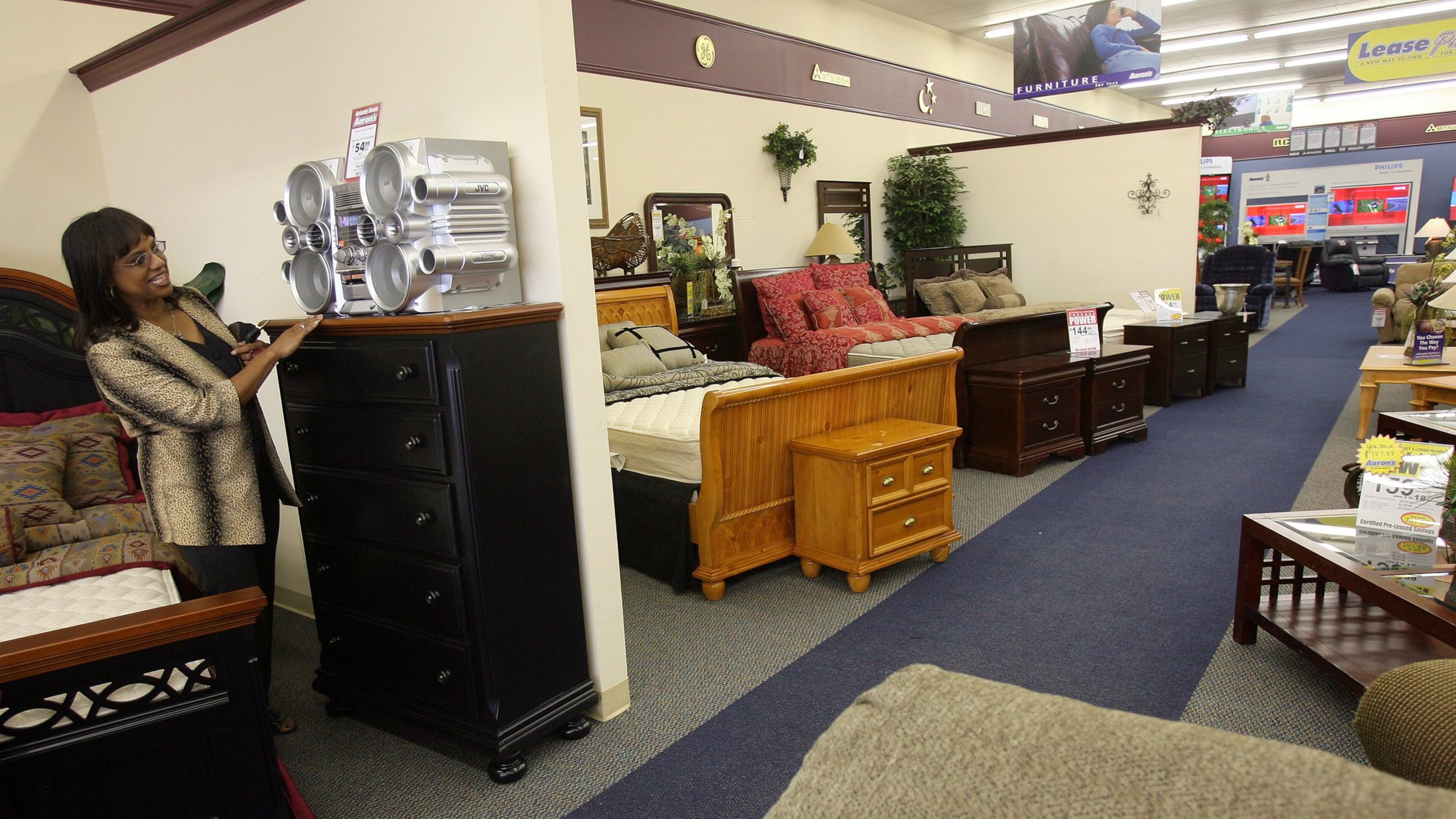 A metro Atlanta Aaron’s showroom in a 2007 file photo. The chain has had tough going since the recession.