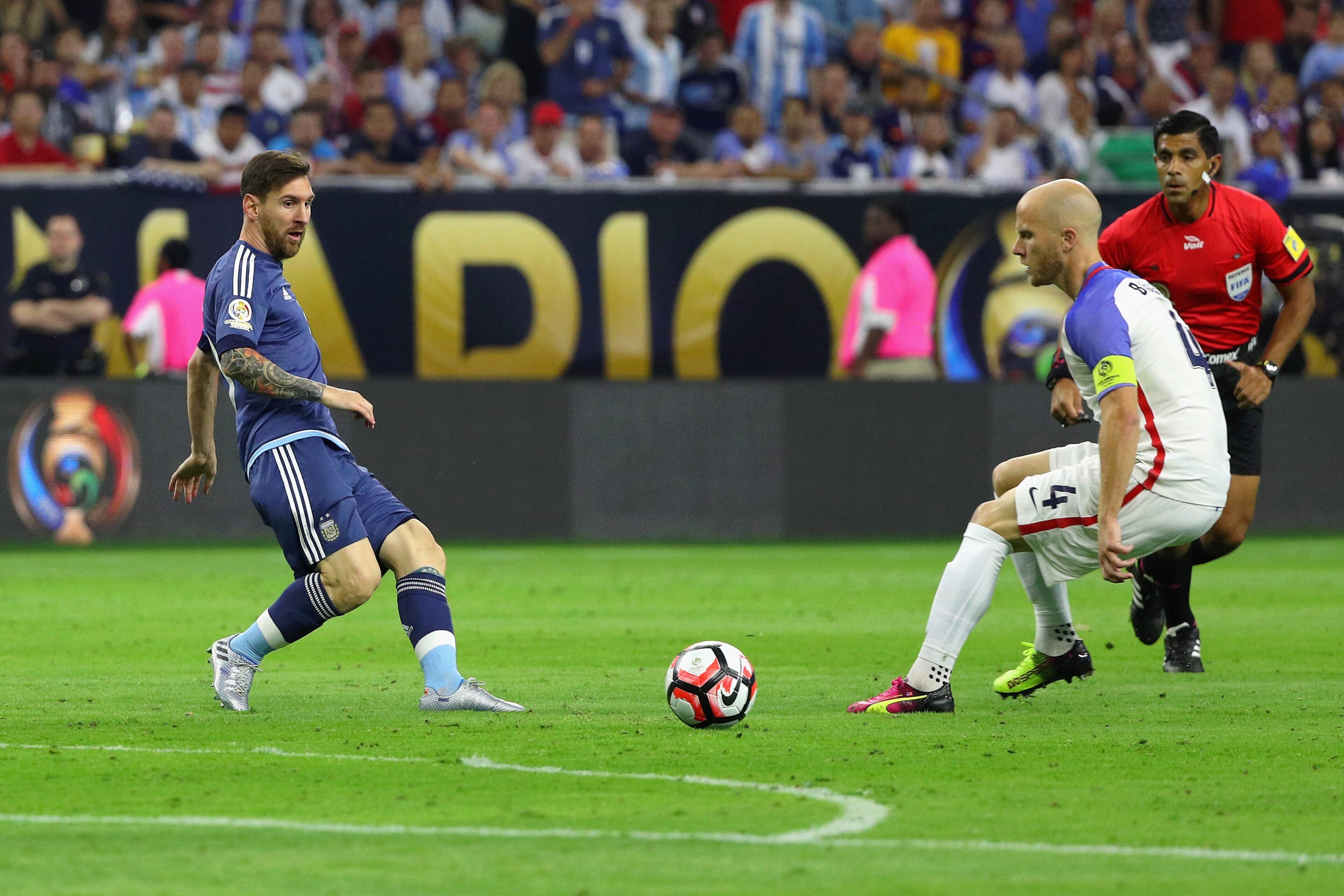 HOUSTON, TX - JUNE 21: Lionel Messi #10 of Argentina passes the ball against Michael Bradley #4 of United States in the first half during a 2016 Copa America Centenario Semifinal match at NRG Stadium on June 21, 2016 in Houston, Texas. (Photo by Scott Halleran/Getty Images)