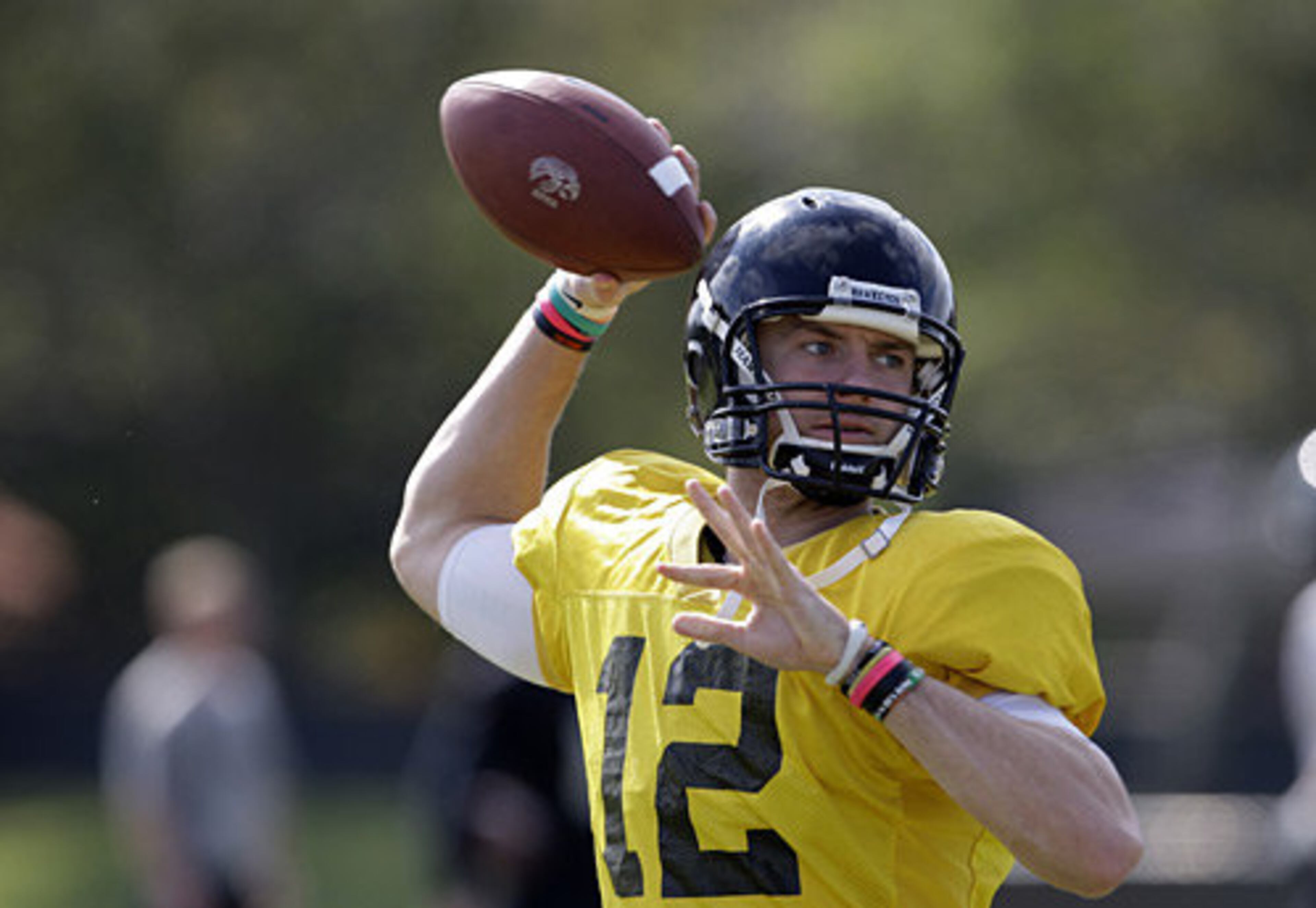 Iowa quarterback Ricky Stanzi, who'd been injured late in the Hawkeyes' season, returns to lead the team against Ga. Tech.