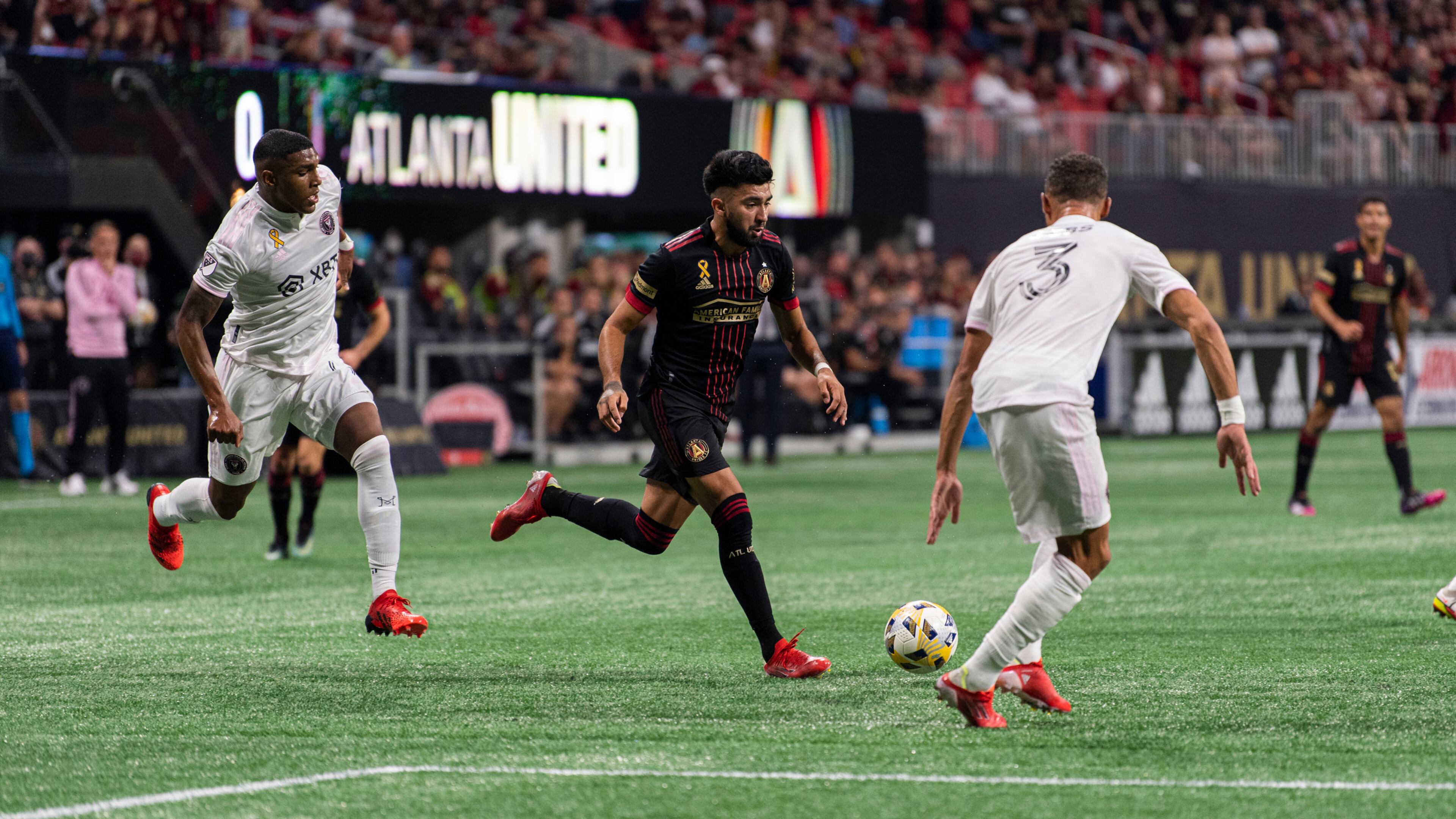 Atlanta United midfielder Marcelino Moreno (10) dribbles the ball during the match against Inter Miami Wednesday, Sept. 29, 2021, at Mercedes-Benz Stadium in Atlanta. (Jacob Gonzalez/Atlanta United)