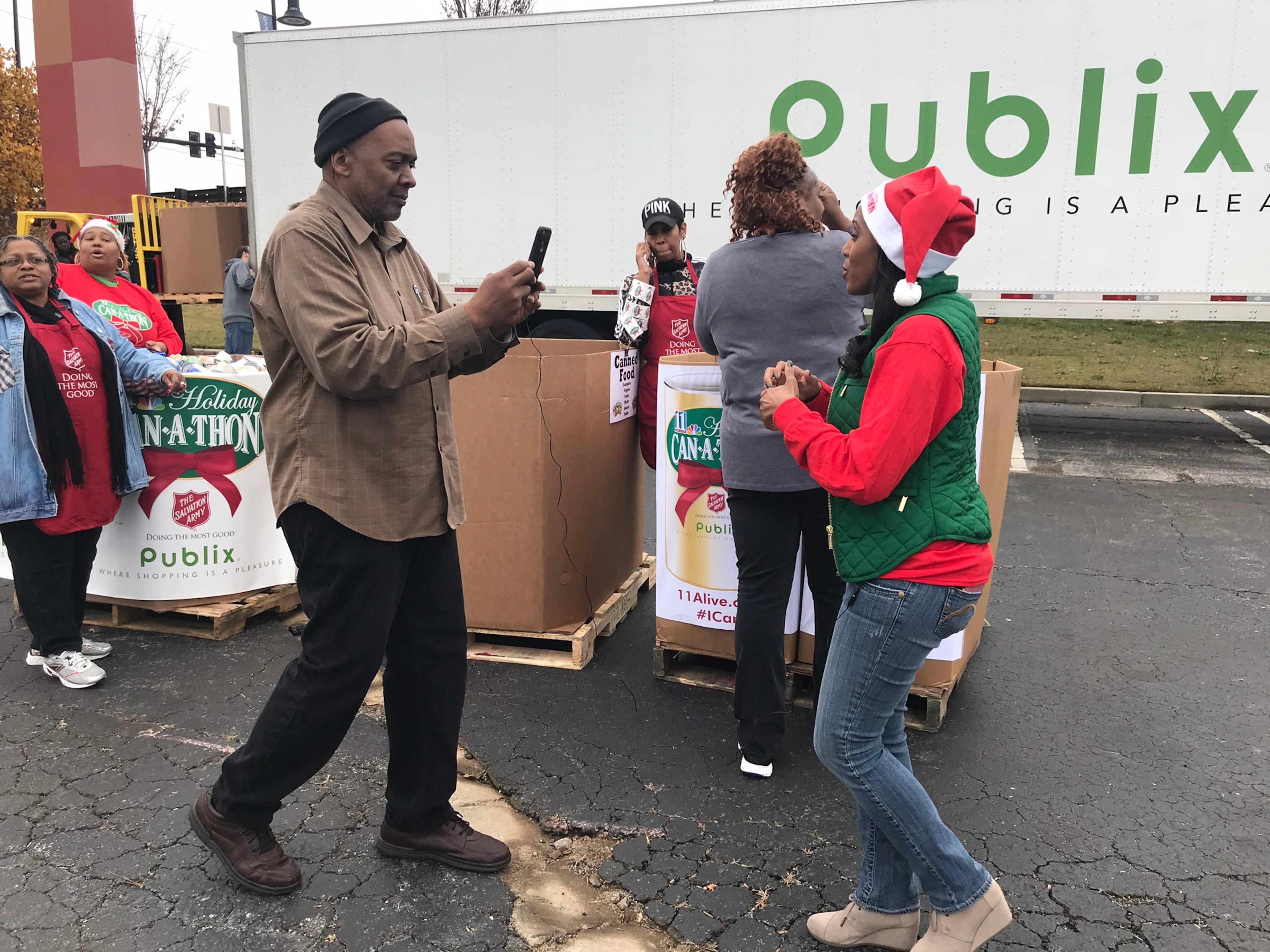 Jennifer Bellamy taping a Facebook Live with photographer JoJo Johnson. CREDIT: Rodney Ho/rho@ajc.com