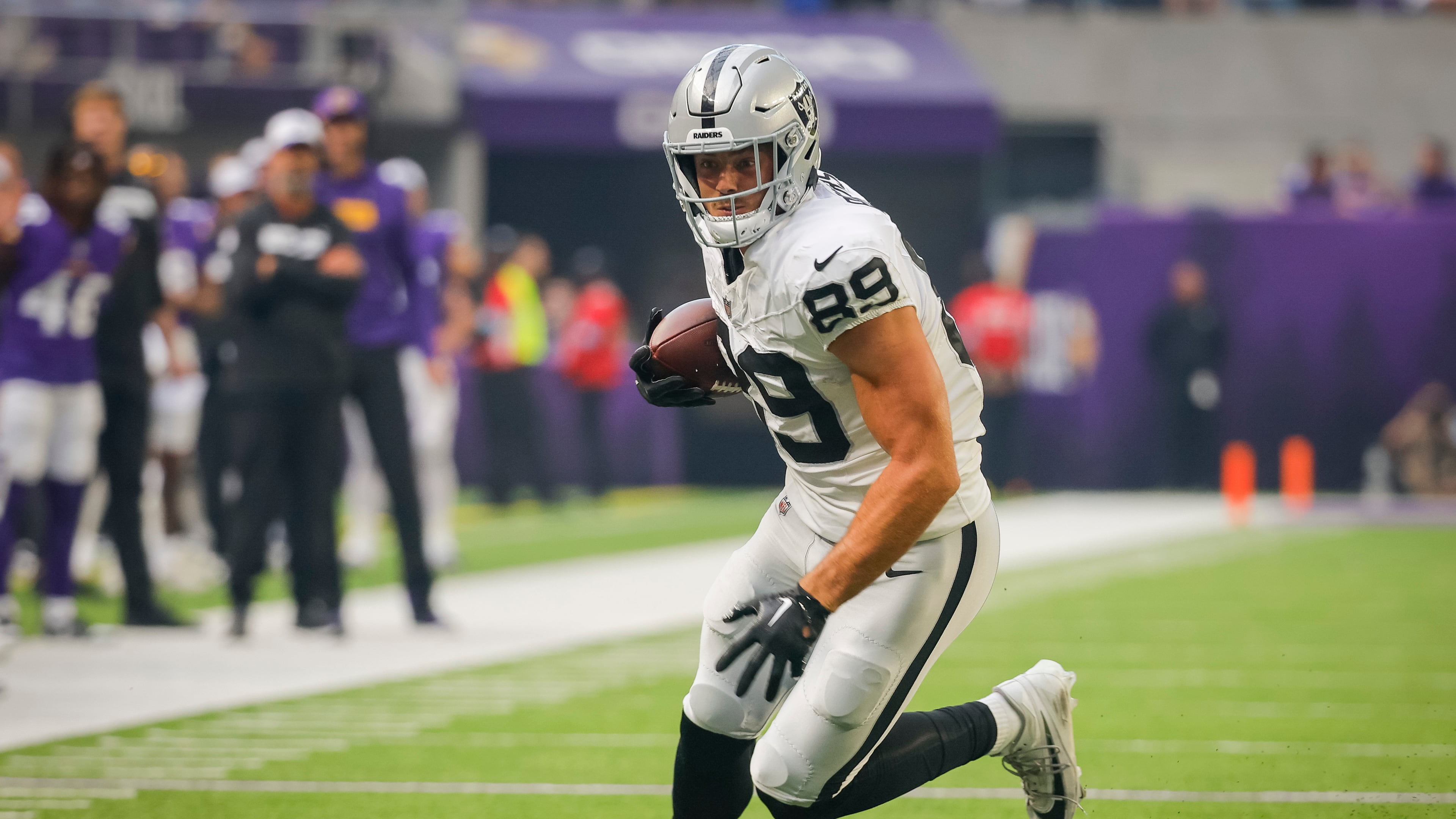 Las Vegas Raiders tight end Brock Bowers (89) runs after catching a pass against the Minnesota Vikings in the first quarter of an NFL preseason football game, Saturday, Aug. 10, 2024, in Minneapolis. (AP Photo/Bruce Kluckhohn)