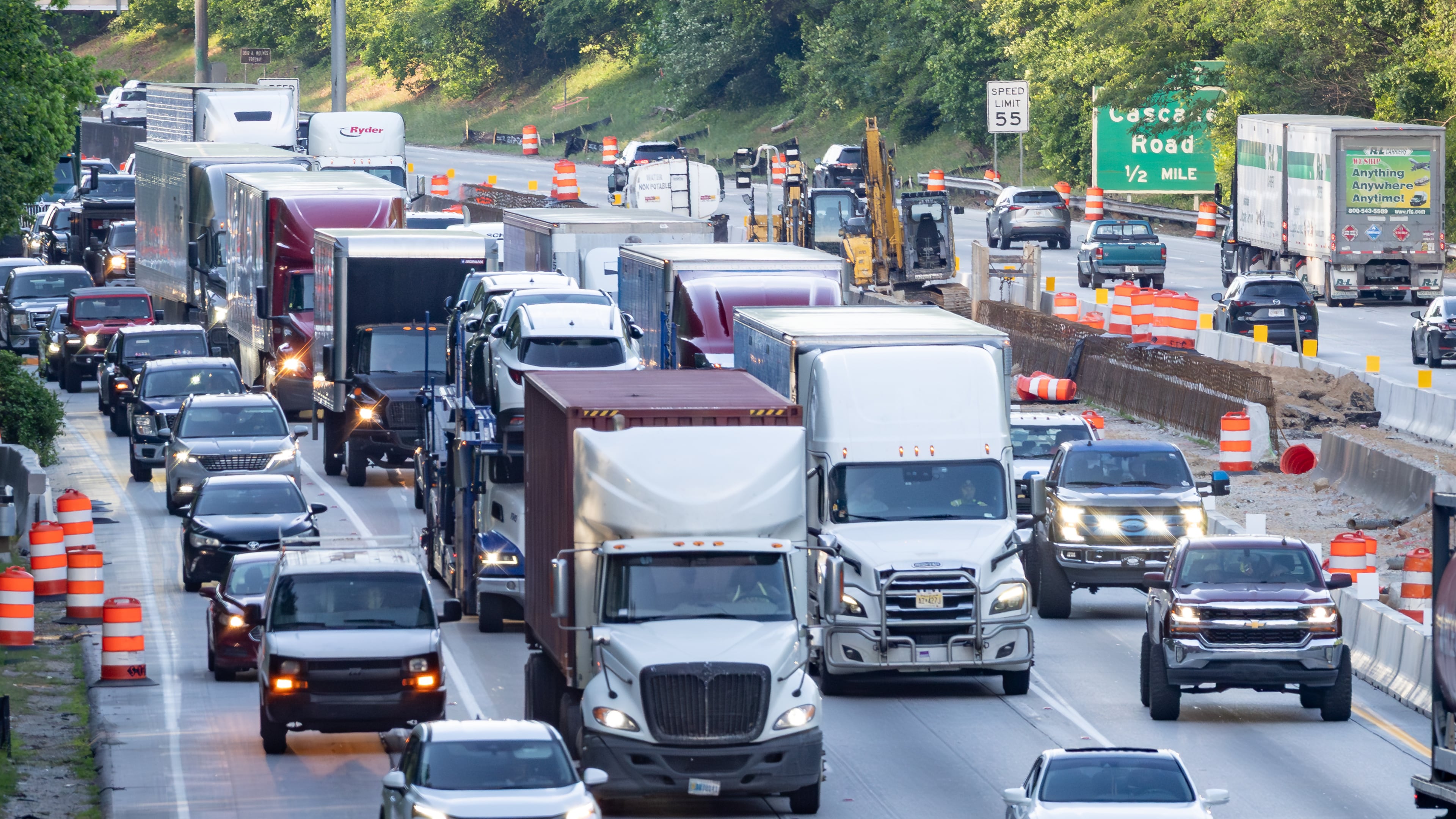 Full lane closures are planned on I-285 for the next two weekends. It’s part of a larger effort to repave and rebuilt about 15 miles of the westside interstate corridor. (Ben Hendren for the AJC)