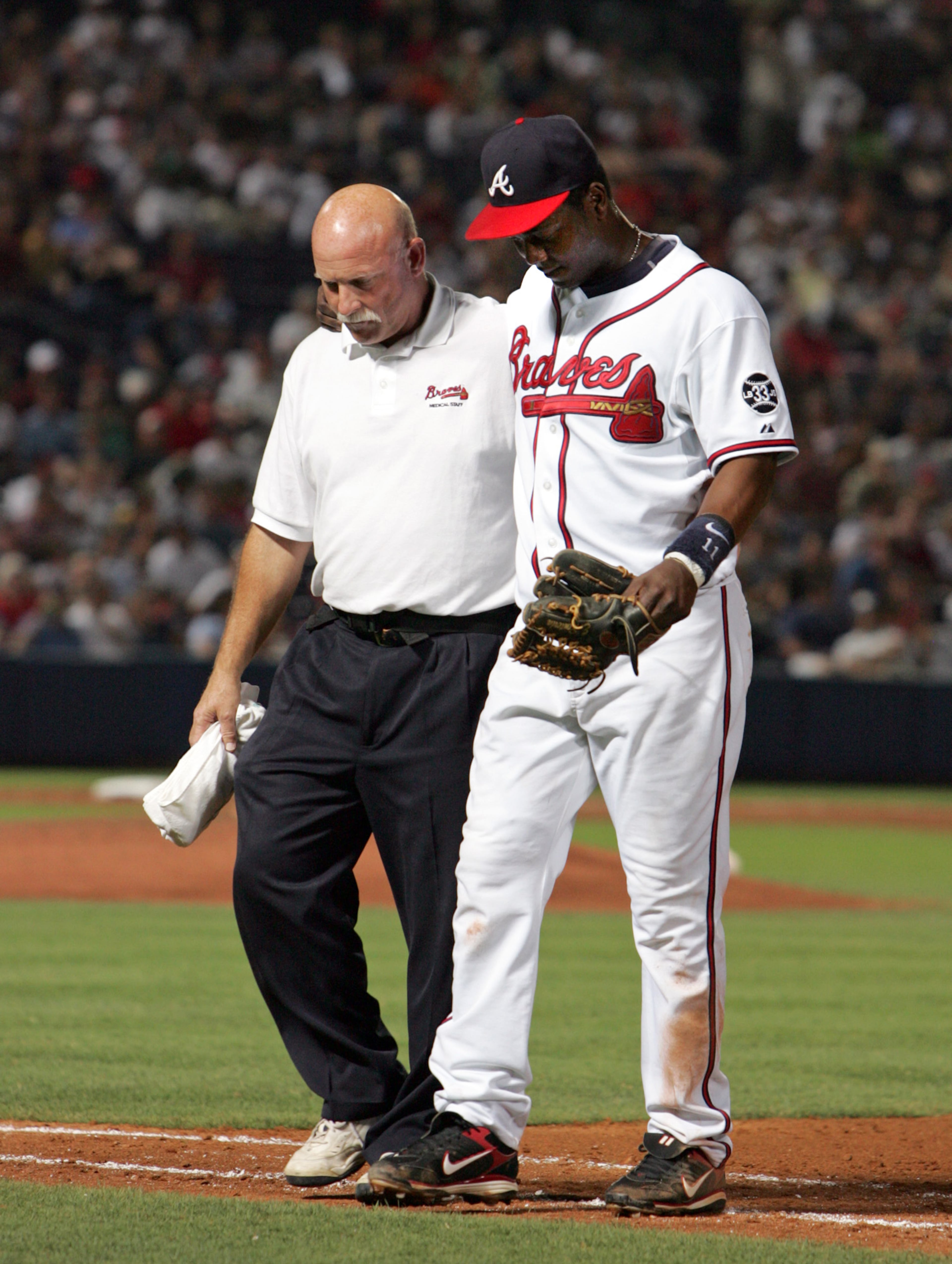 Braves infielder Edgar Renteria is helped off the field after being injured in the 7th inning against the Houston Astros at Turner Field Thursday August 2, 2007. Brant Sanderlin/ AJC Staff)