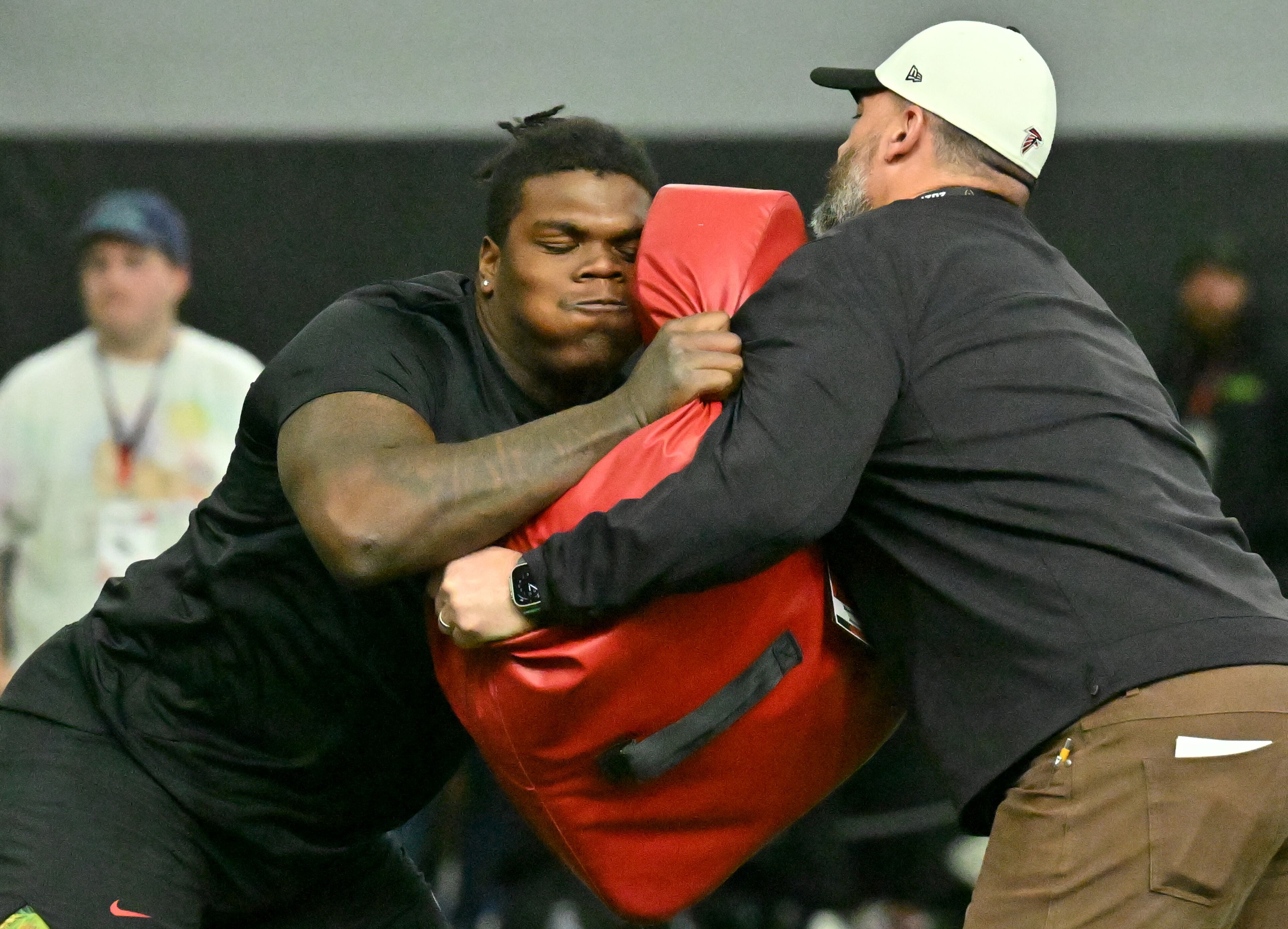 Offensive lineman Broderick Jones (left) works hard at blocking. (Hyosub Shin / Hyosub.Shin@ajc.com)
