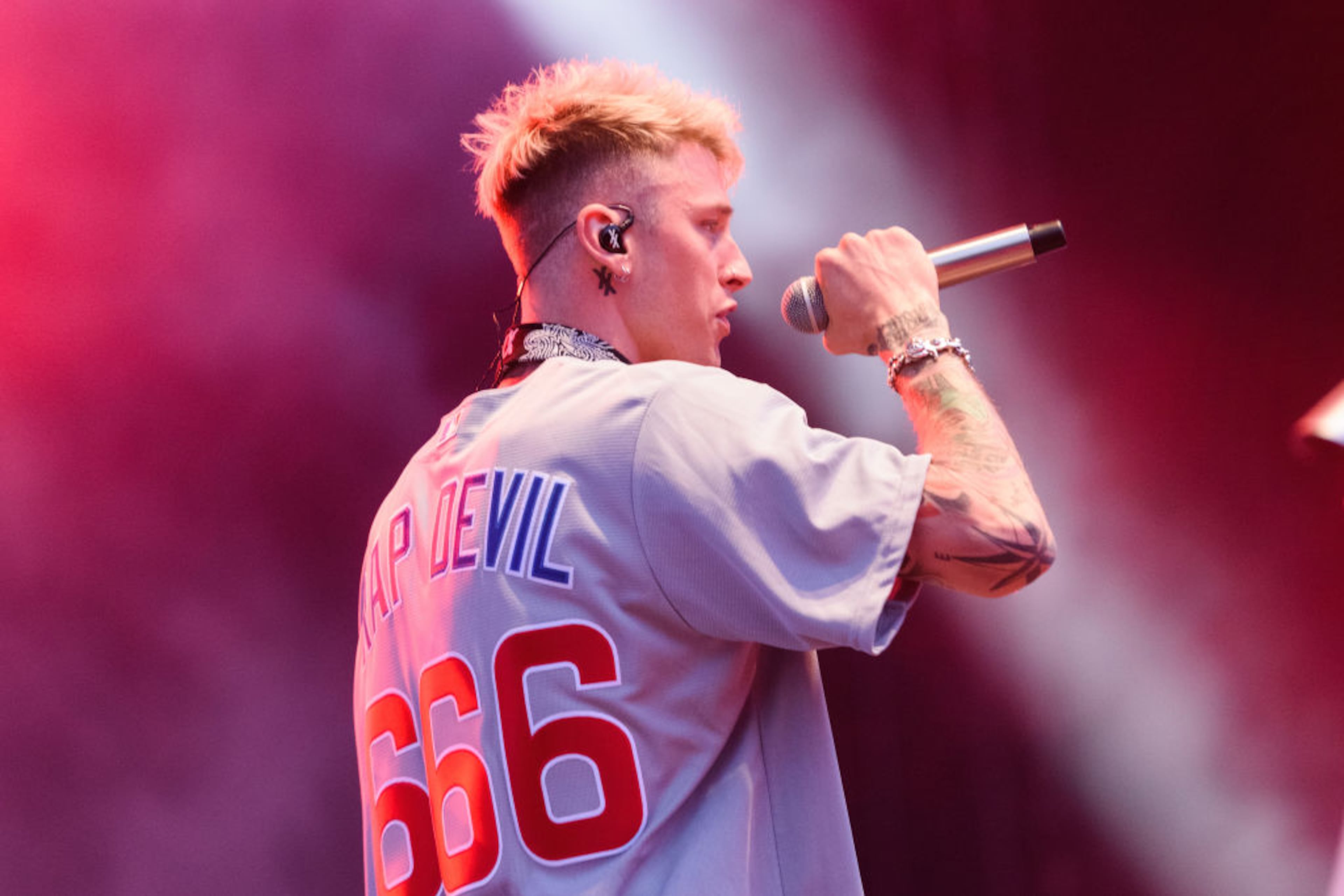 CHICAGO, IL - SEPTEMBER 08: Machine Gun Kelly performs on stage at Wrigley Field on September 8, 2018 in Chicago, Illinois. (Photo by Daniel Boczarski/Getty Images)