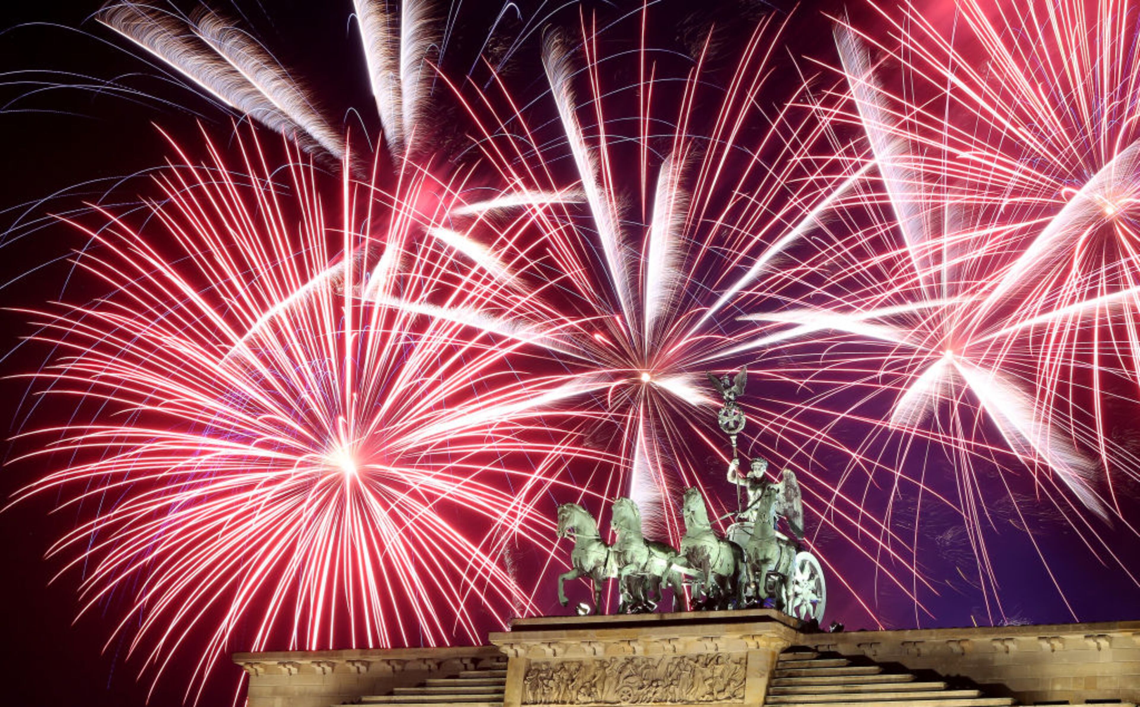 BERLIN, GERMANY - JANUARY 01: Fireworks explode over the Brandenburg Gate during New Year's festivities on January 1, 2018 in Berlin, Germany. Tens of thousands of revelers gathered in the city center to celebrate New Year's Eve. (Photo by Adam Berry/Getty Images)