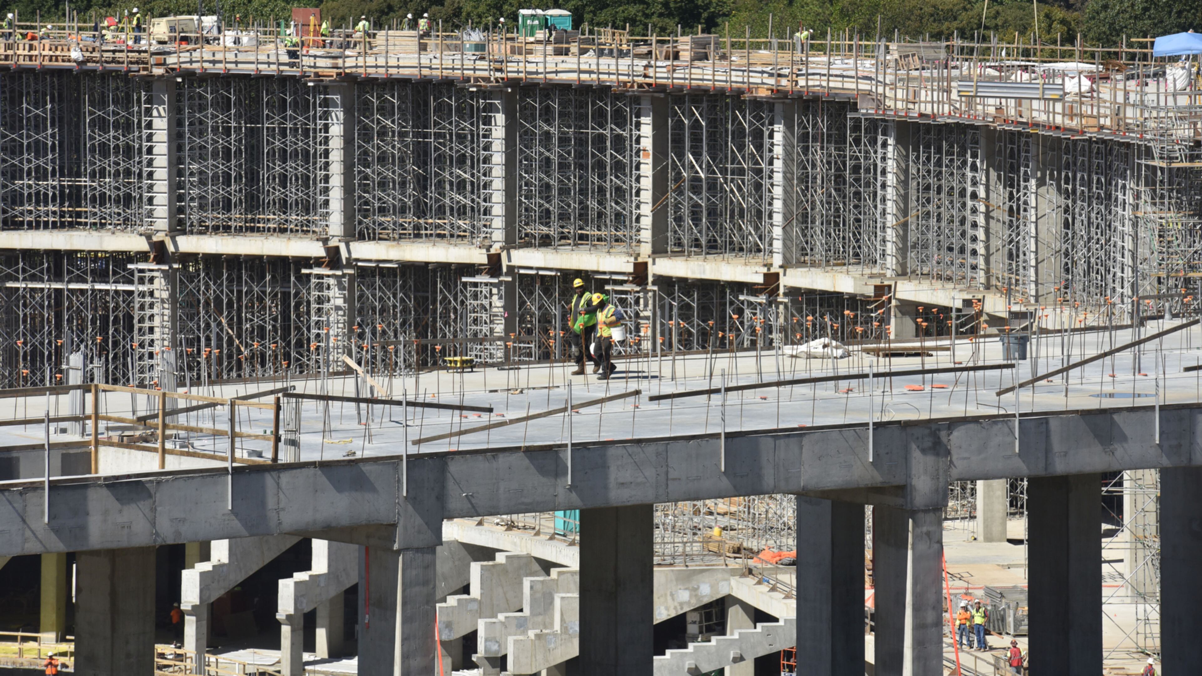 BRAVES STADIUM RISES--October 14, 2015 Atlanta - Construction of the Atlanta Braves new stadium on Wednesday, October 14, 2015. The Braves and their development team announced the first wave of retailers and restaurants on Wednesday for the $400 million complex. The development also has a name: The Battery Atlanta. The name is in reference to a pitching staff or the pitcher and catcher on the field. The first restaurants are: Antico Pizza, Cru Food and Wine Bar, Tomahawk Taproom featuring Fox Bros. Bar-B-Q, chef Ford Fry's Superica restaurant and a new steak concept by chef Linton Hopkins.HYOSUB SHIN / HSHIN@AJC.COM