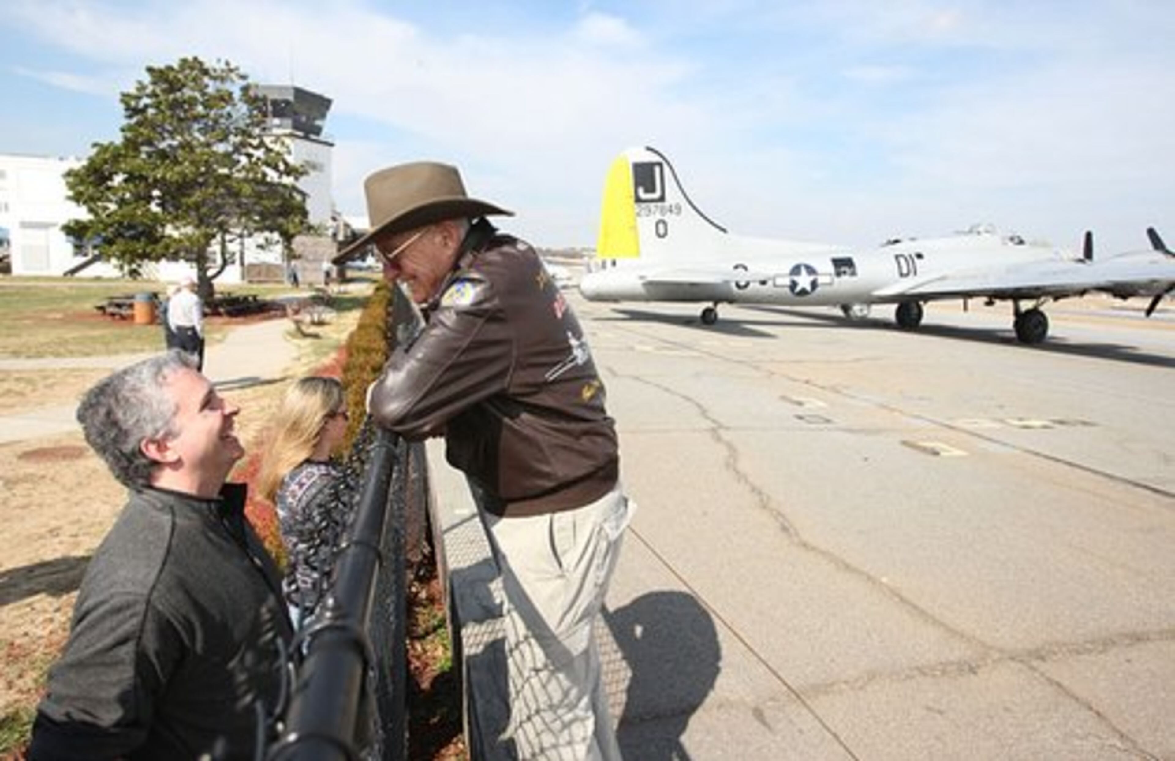 Swift talks with amateur pilot David Cox next to the Liberty Belle.