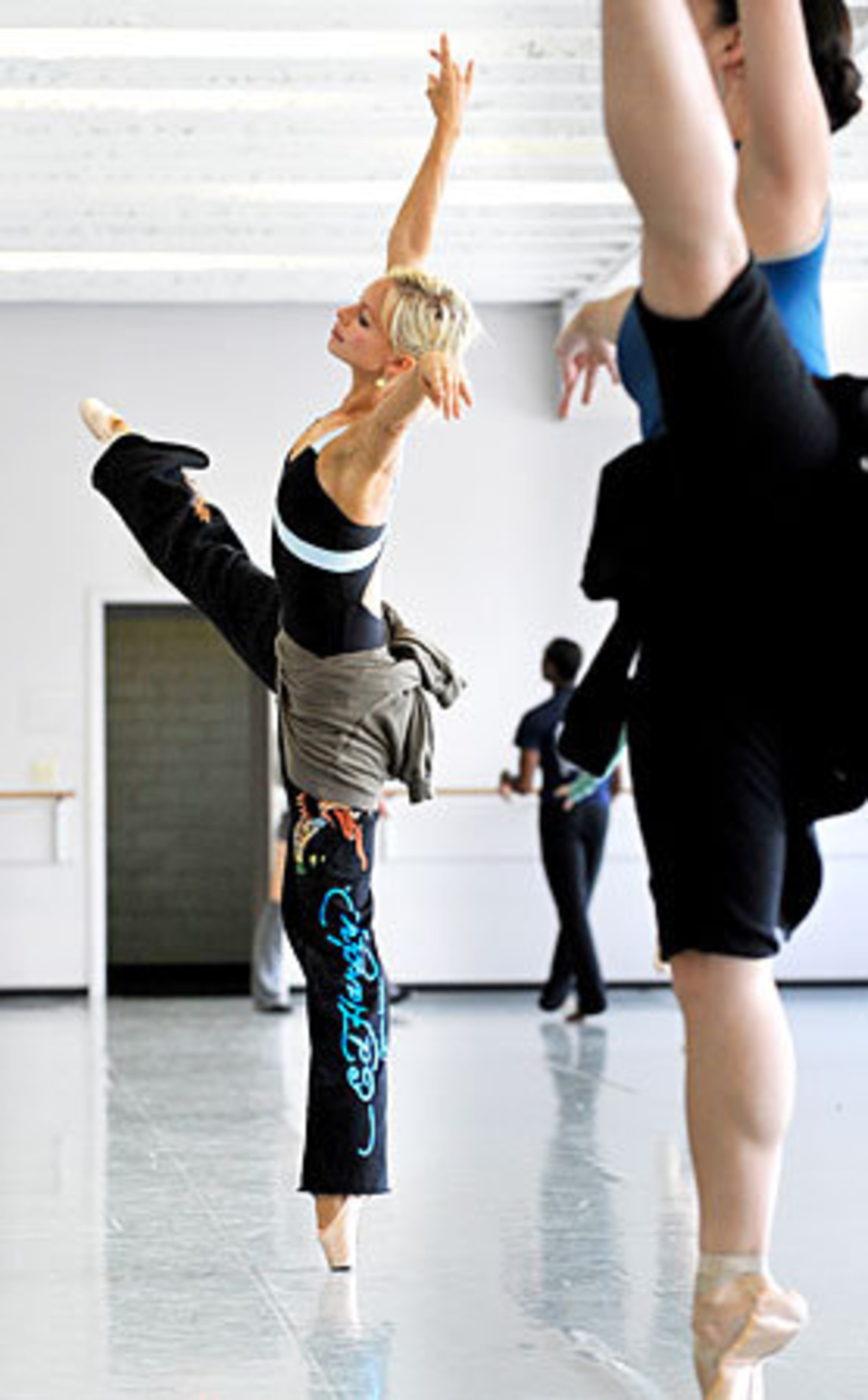 Anne Tyler Harshbarger (left) and Kelsey Yip (left) dance en pointe.
