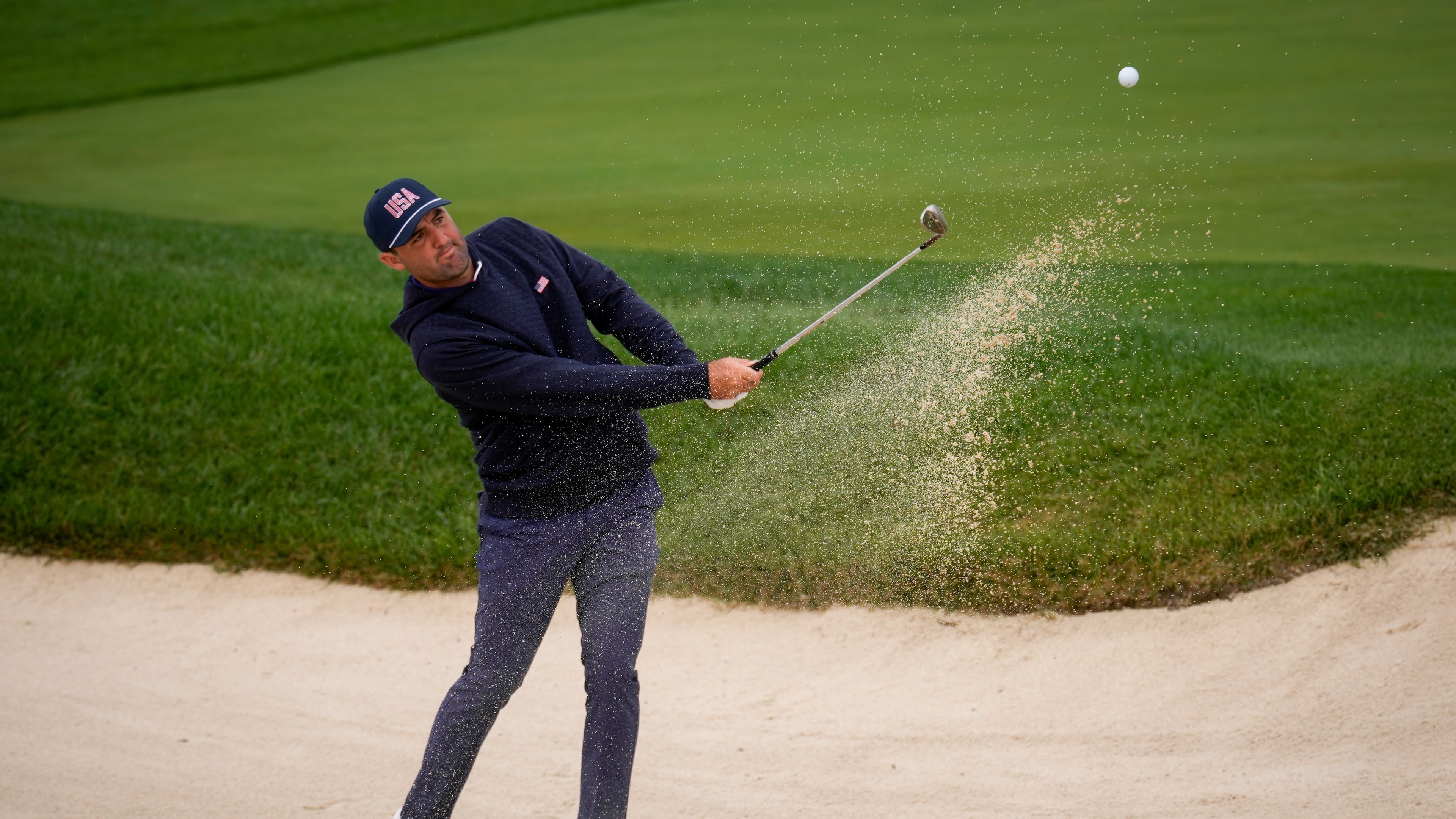 USA teams' Scottie Scheffler practices on the fifth hole prior to the start of the Presidents Cup golf tournament against the International team at Medinah Country Club, Monday, Sept. 21, 2026, in Medinah, Ill. (AP Photo/Matt Slocum)