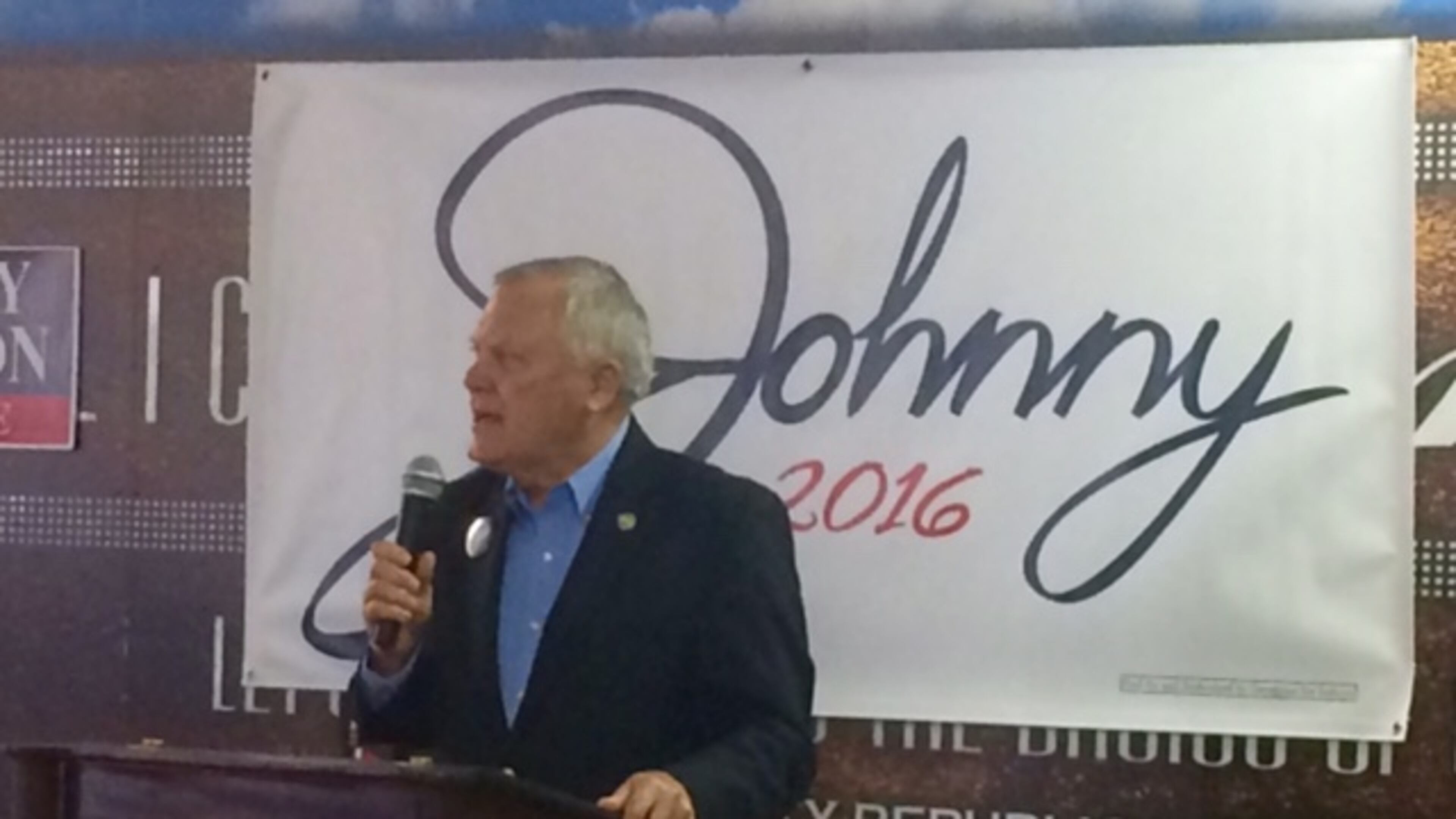 Gov. Nathan Deal stumps for Sen. Johnny Isakson at Chatham County GOP headquarters in Savannah on Nov. 6, 2016. Tamar Hallerman/AJC