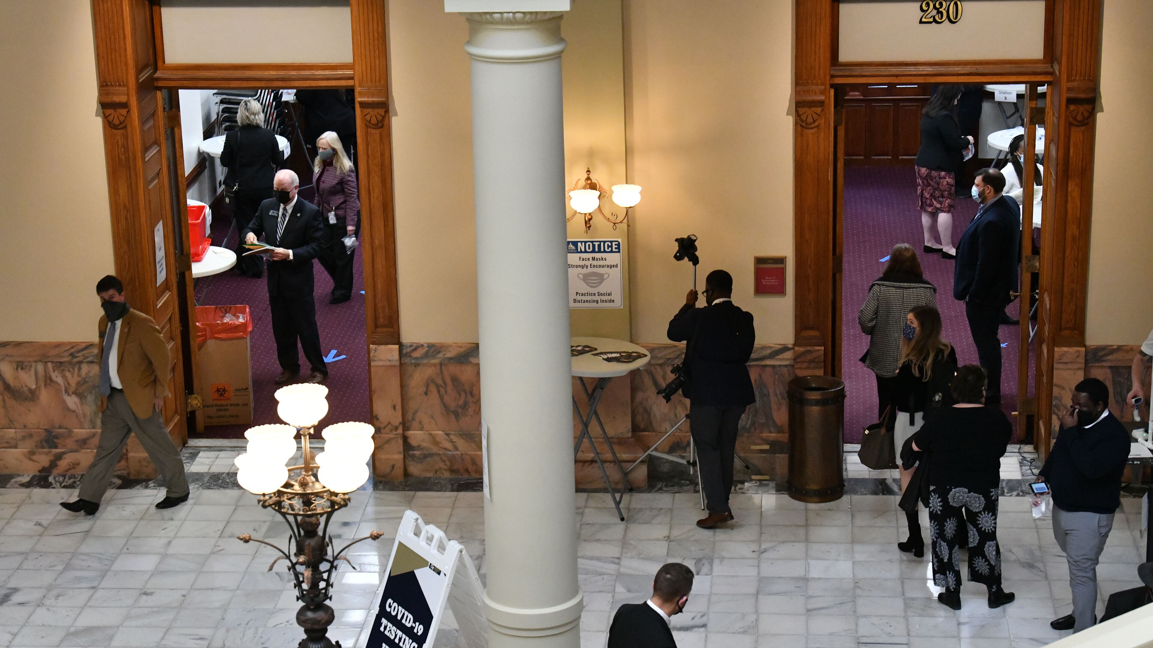 Georgia lawmakers and staff line up to get their COVID-19 tests early in this year's legislative session. (Hyosub Shin / Hyosub.Shin@ajc.com)