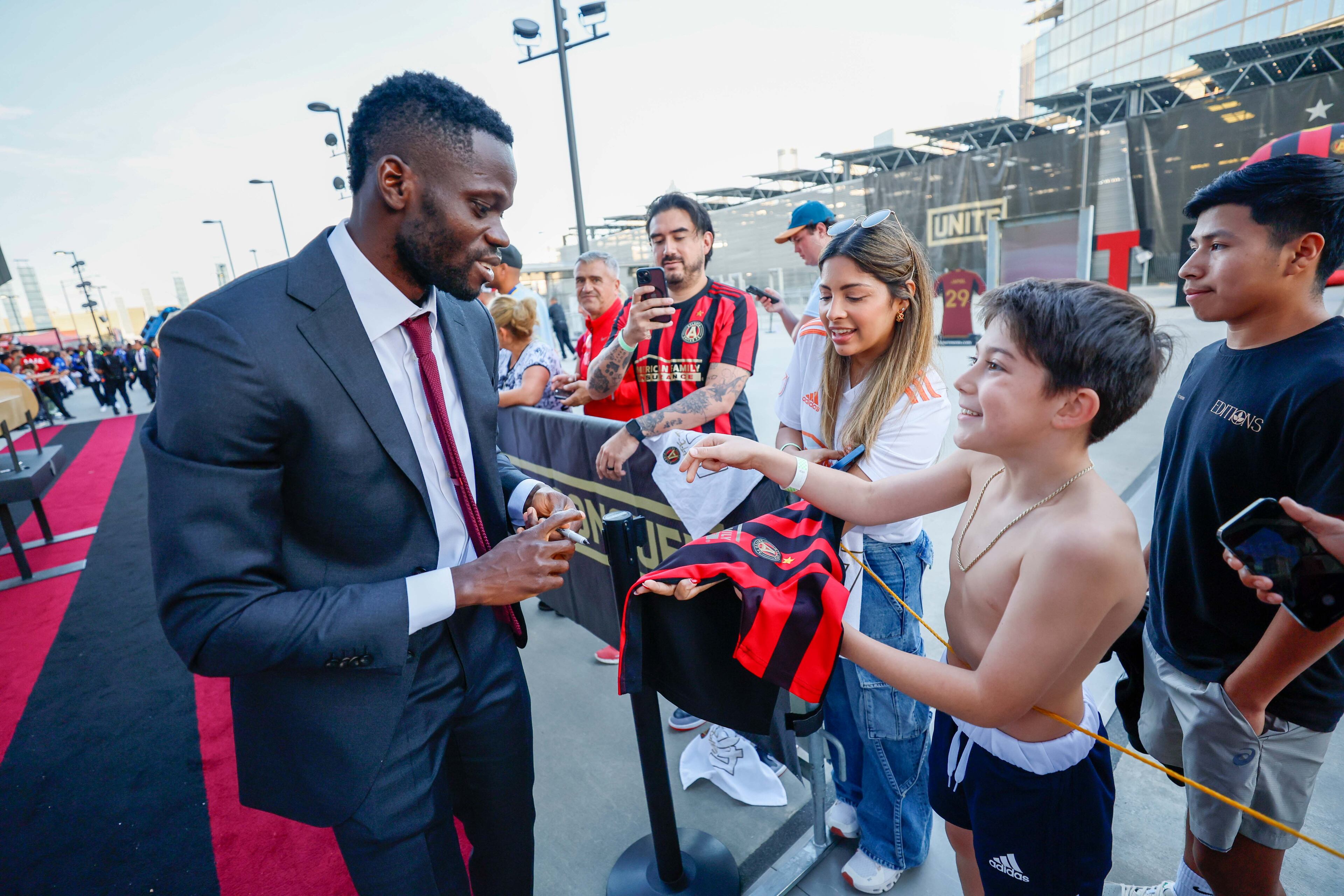 Atlanta United forward Jamal Thiaré signs an autograph.
(Miguel Martinez/ AJC)