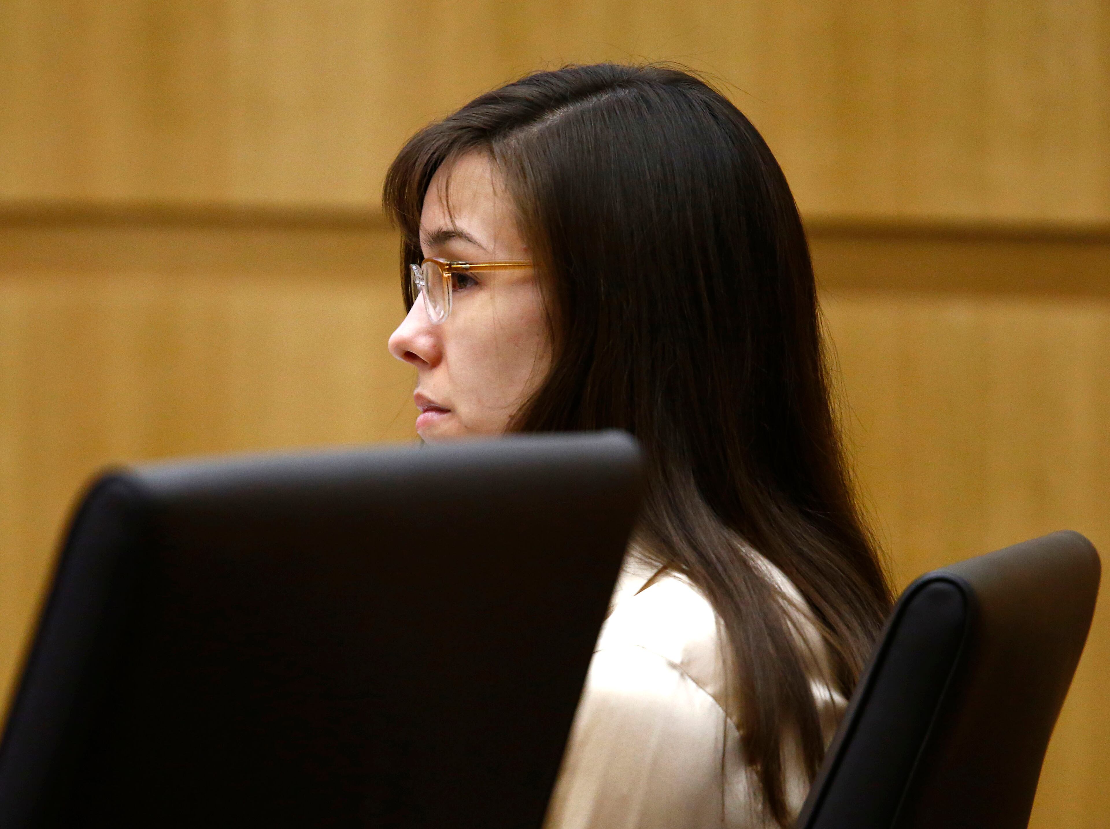 Jodi Arias listens to prosecutor Juan Martinez address the jury.