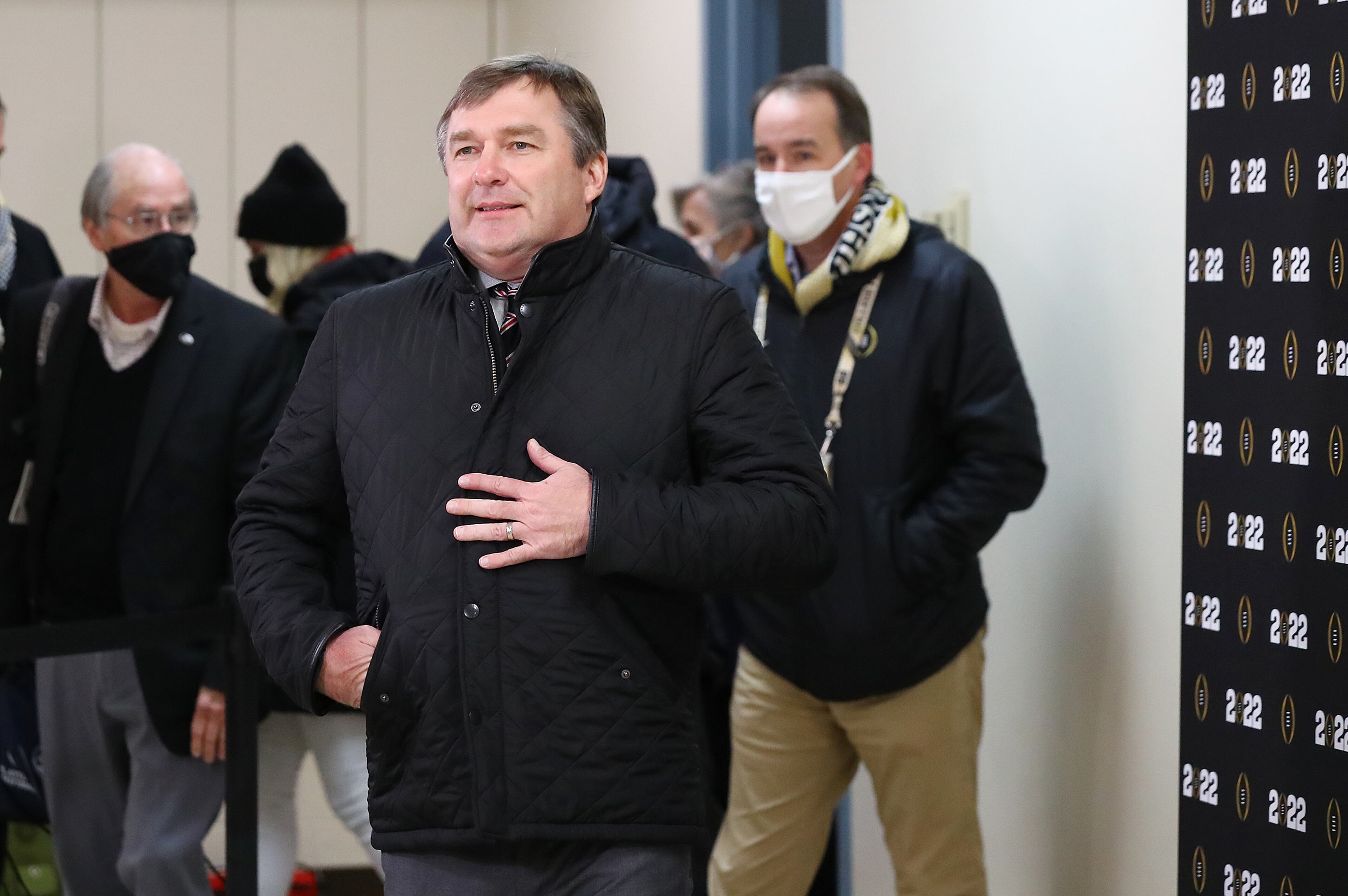 010722 Indianapolis: Georgia head coach Kirby Smart, the first off the plane, knocks off the chlll as he arrives to take a few question while his team loads on buses during the College Football Playoff National Championship team arrivals at Indianapolis Airport on Friday, Jan. 7, 2022, in Indianapolis. “Curtis Compton / Curtis.Compton@ajc.com”`