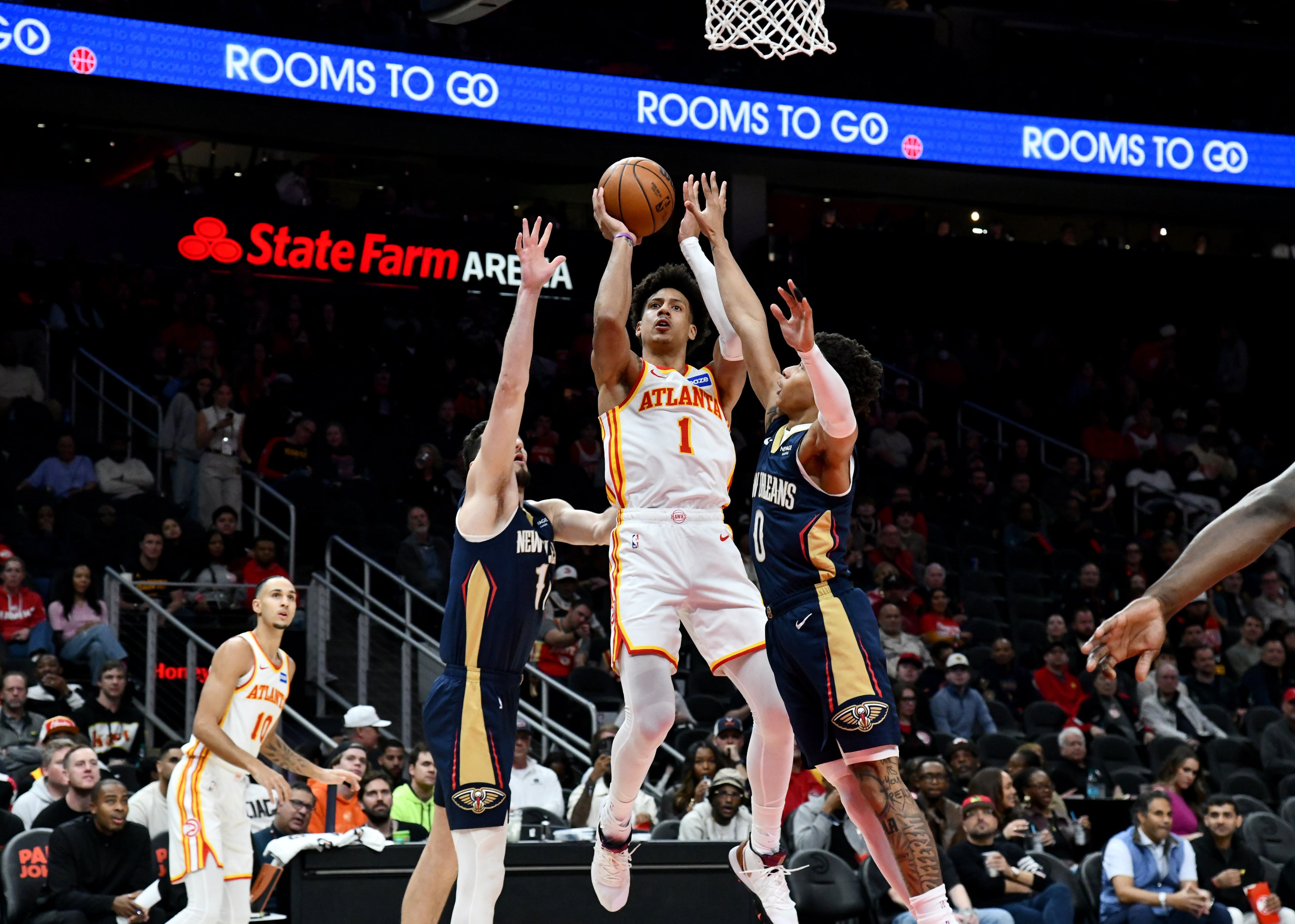 Atlanta Hawks forward Jalen Johnson (1) shoots for two points between New Orleans Pelicans forward/center Karlo Matković (17) and New Orleans Pelicans guard Jeremiah Fears (0) during the first half in an NBA basketball game at State Farm Arena, Wednesday, Jan. 7, 2026, in Atlanta. (Hyosub Shin/AJC)