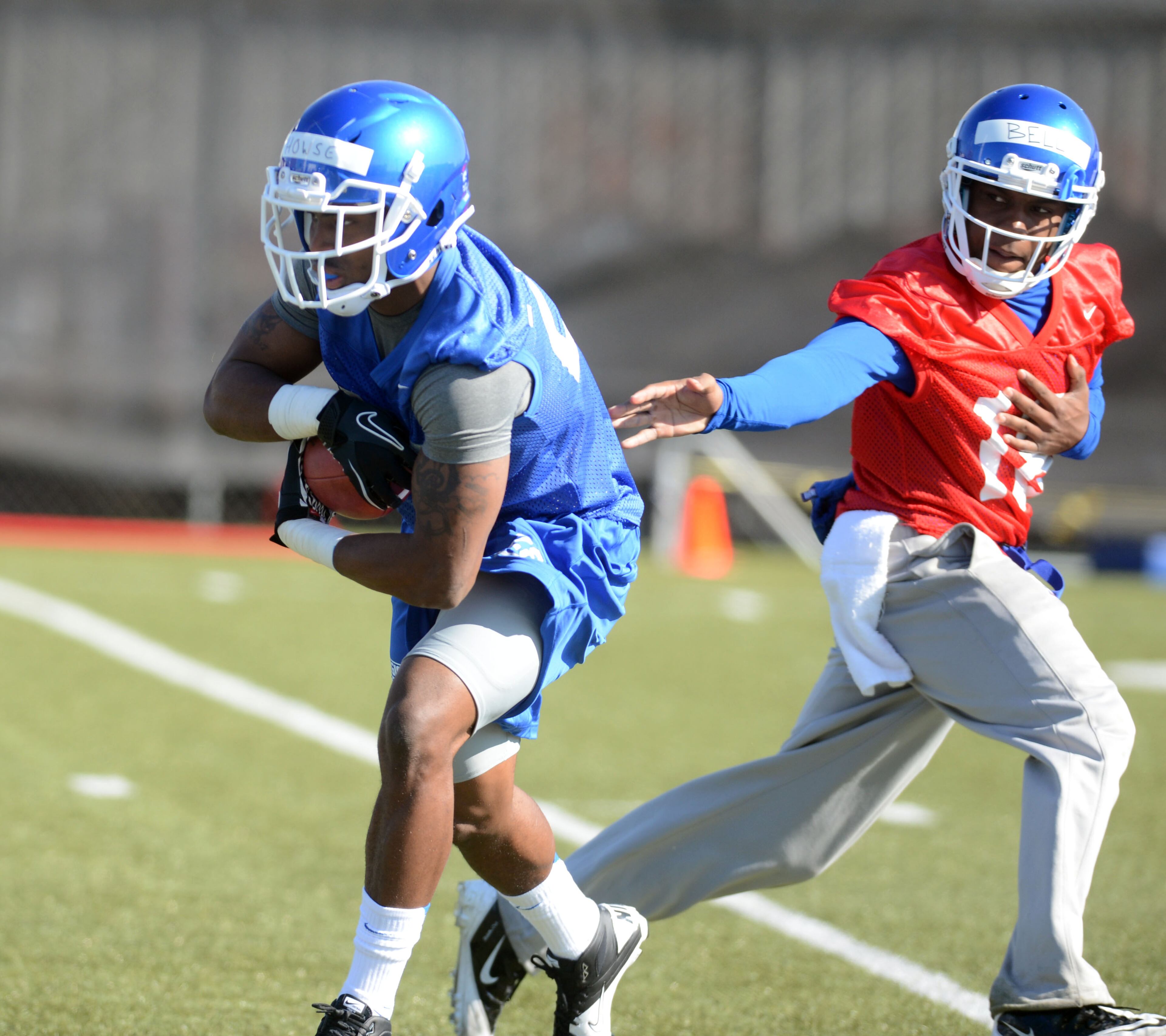 RB George Howse takes the handoff from QB Ronnie Bell of Fayetteville, GA during Weds practice. Georgia State opened its first spring practice under new head coach Trent Miles at the GSU Practice Complex in downtown Atlanta Wednesday, March 27, 2013.
