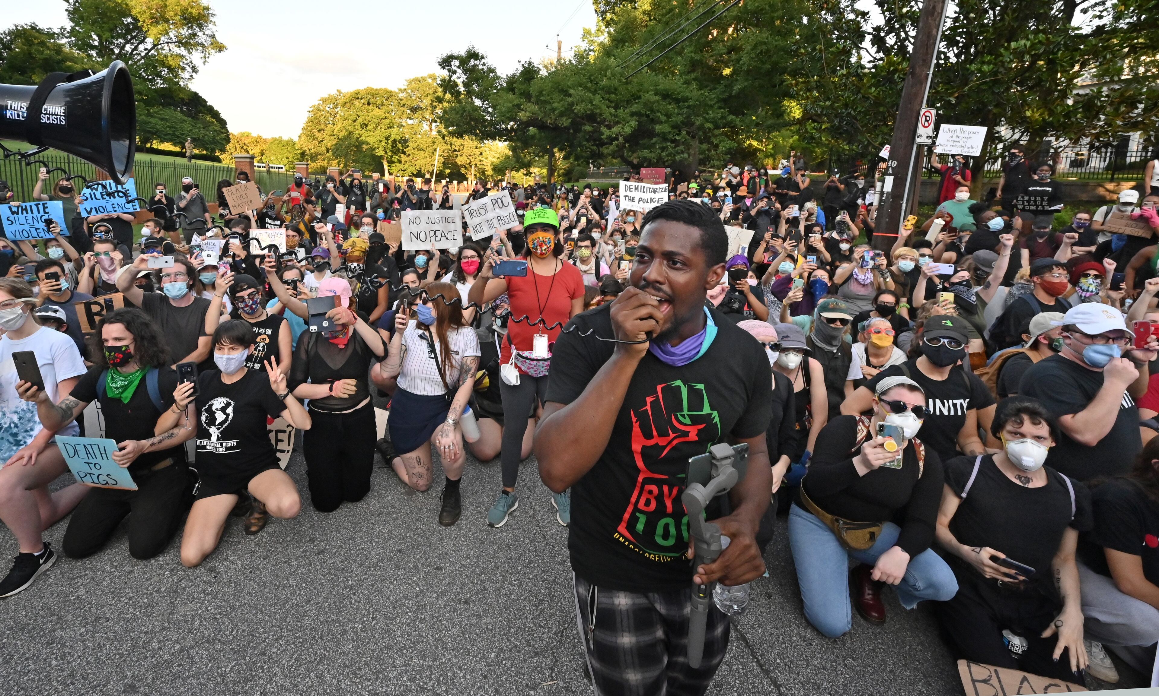 May 30, 2020 Atlanta - Protesters rally across the street from the Governor's Mansion in Buckhead on Saturday, May 30, 2020. A second day of protests Saturday began with a crowd outside the Governorâs Mansion and grew to include demonstrations in downtown Atlanta. Mayor Keisha Lance Bottoms implemented a curfew for the city following a night of chaotic protests Friday that led to vandalism and looting in parts of downtown Atlanta and Buckhead. (Hyosub Shin / Hyosub.Shin@ajc.com)