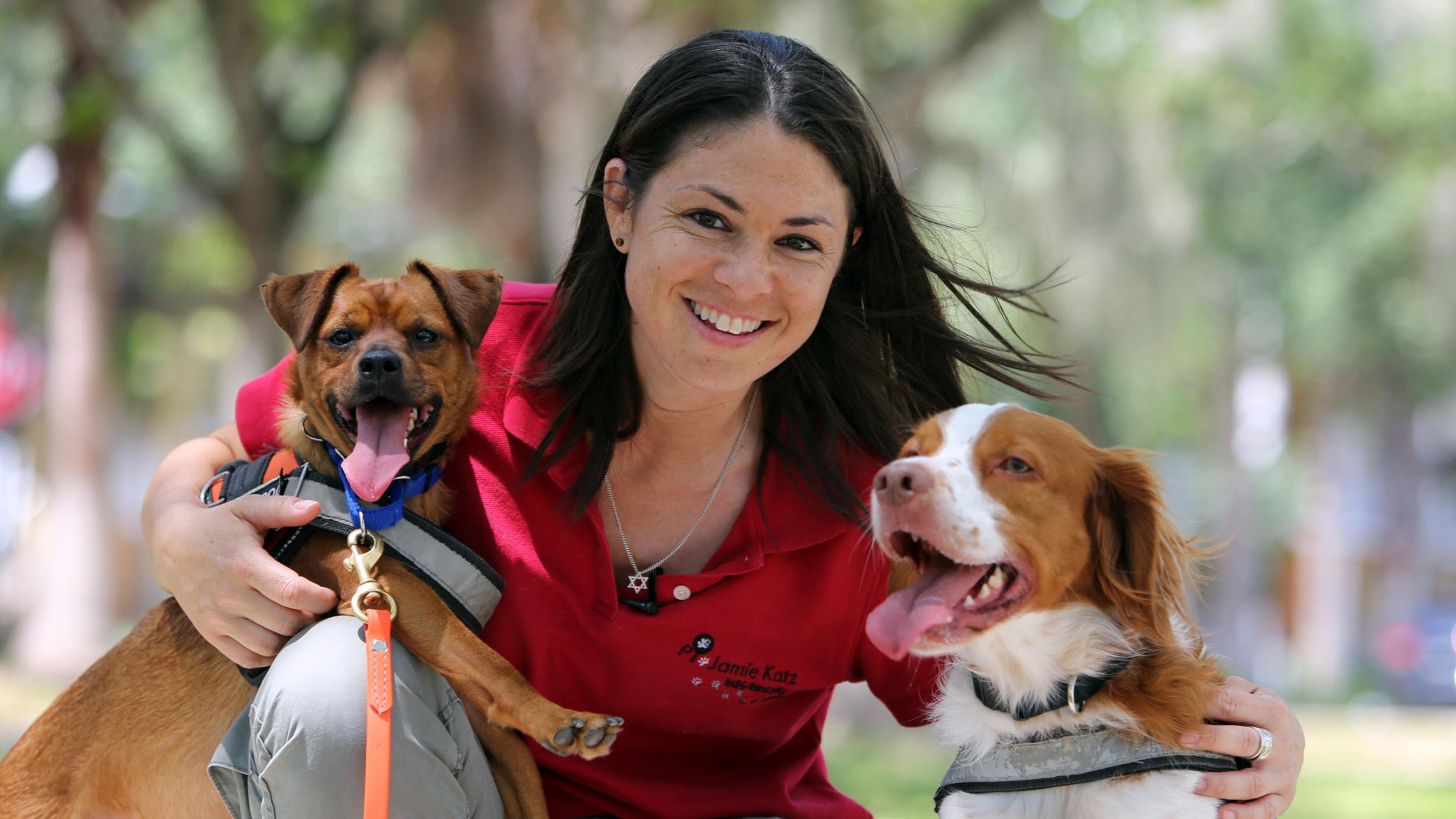 Jamie Katz poses with her two tracking dogs, Fletcher and Gable. Katz and her team of four trained canines have found lost cats, dogs, parrots, and even a missing ferret. EMILY MICHOT / MIAMI HERALD