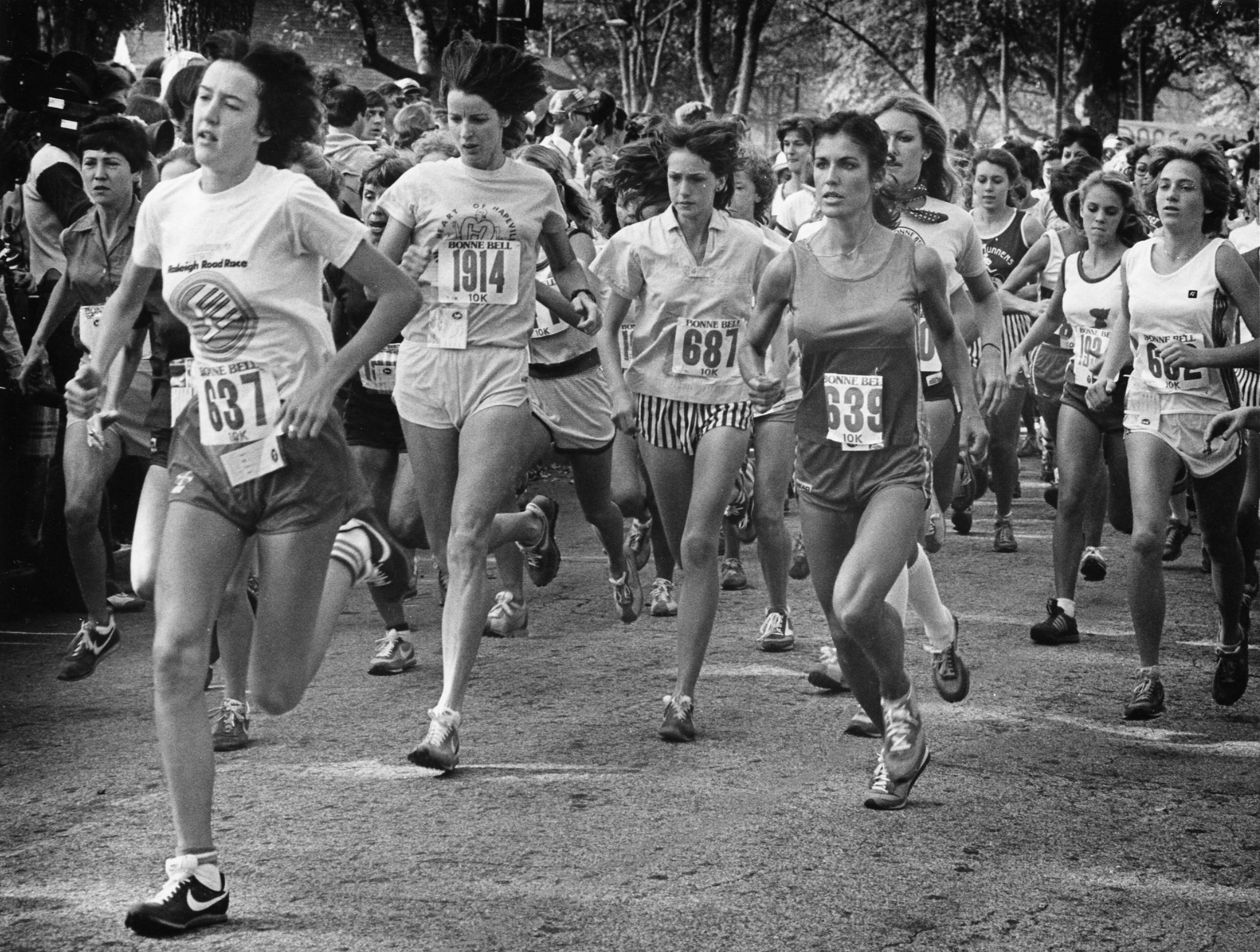 #637 Mary Shea won first place, #639 Gayle Barron placed second. Photo shows runners leaving the starting line. November 4, 1978 (Louie Favorite / AJC staff)