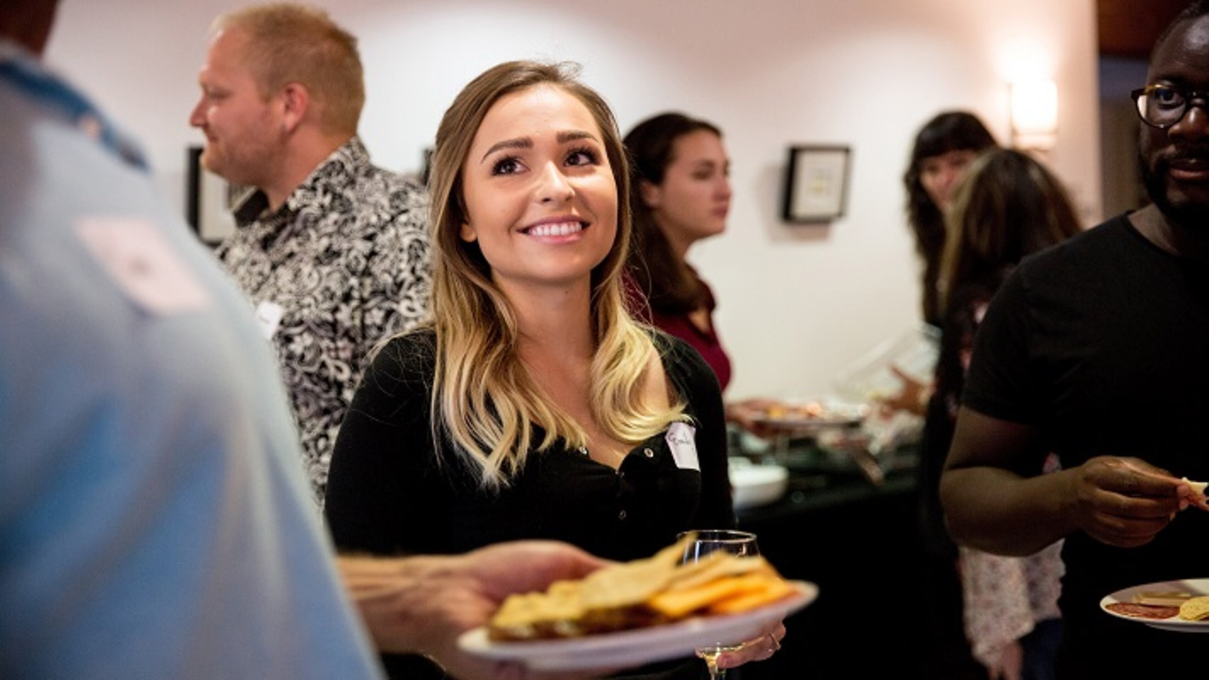 Emily Nelson, the host of dinner, chats with attendants over appetizers before the dinner begins at the Commons on Queen Anne on Aug. 2, 2018. (Rebekah Welch/Seattle Times/TNS)