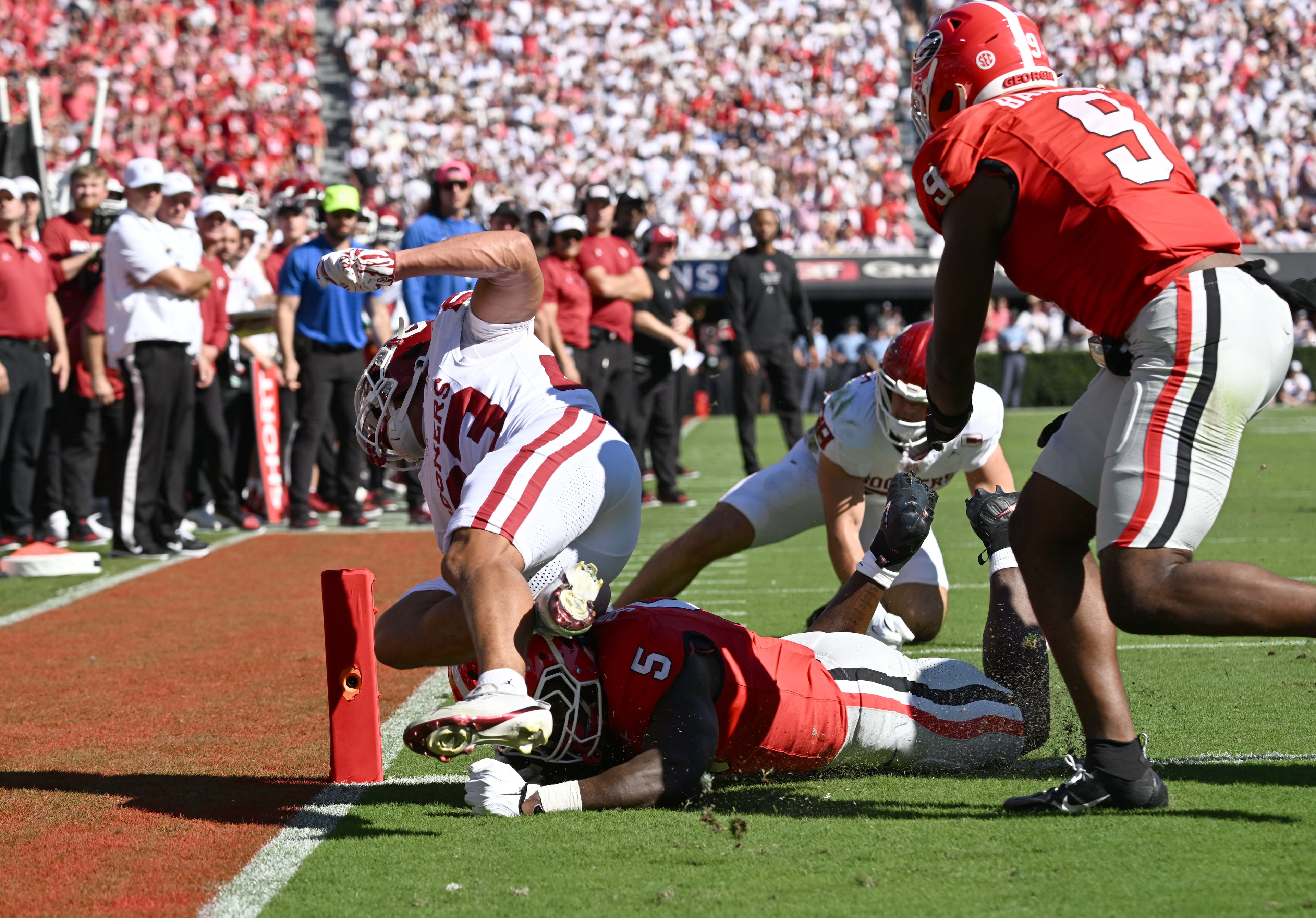 Georgia running back Chauncey Bowens scores a touchdown during the first half of an NCAA football game against Oklahoma at Sanford Stadium on Saturday, Sept. 26, 2026, in Athens, Ga. (Hyosub Shin/AJC)