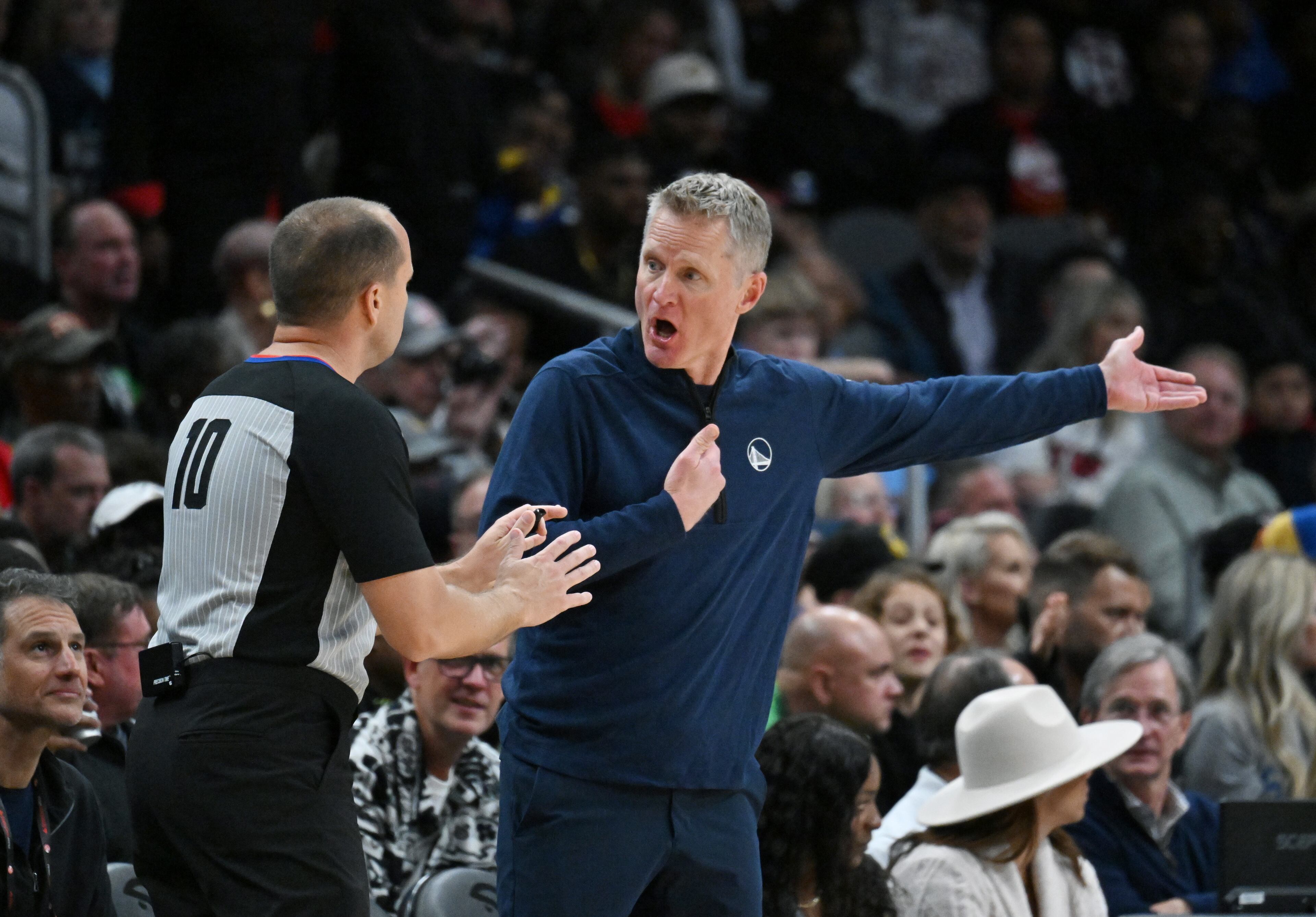 Golden State Warriors head coach Steve Kerr appeals to referee John Goble (left) during the second half. (Hyosub Shin / Hyosub.Shin@ajc.com)