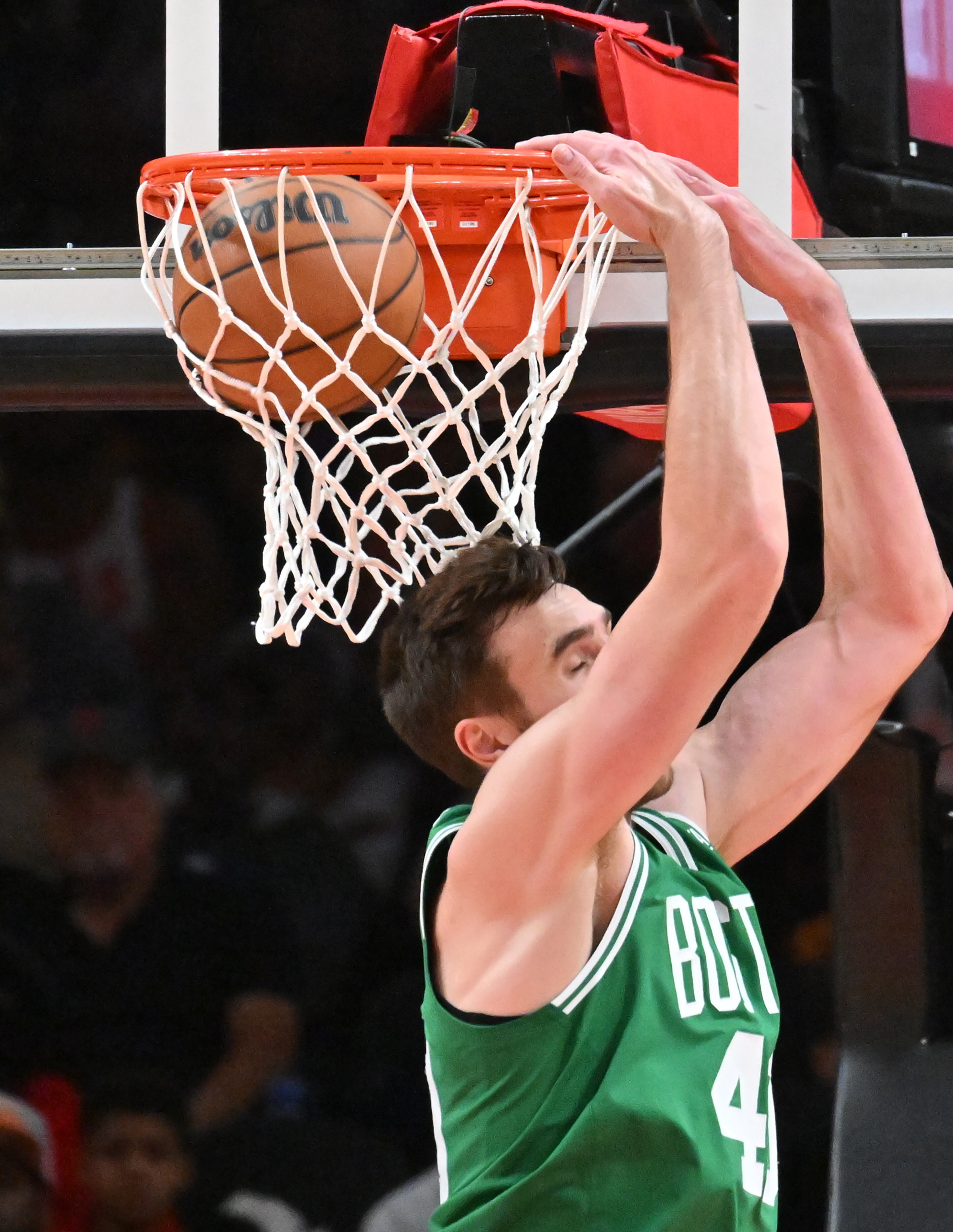 Boston Celtics' center Luke Kornet (40) dunks. (Hyosub Shin / Hyosub.Shin@ajc.com)