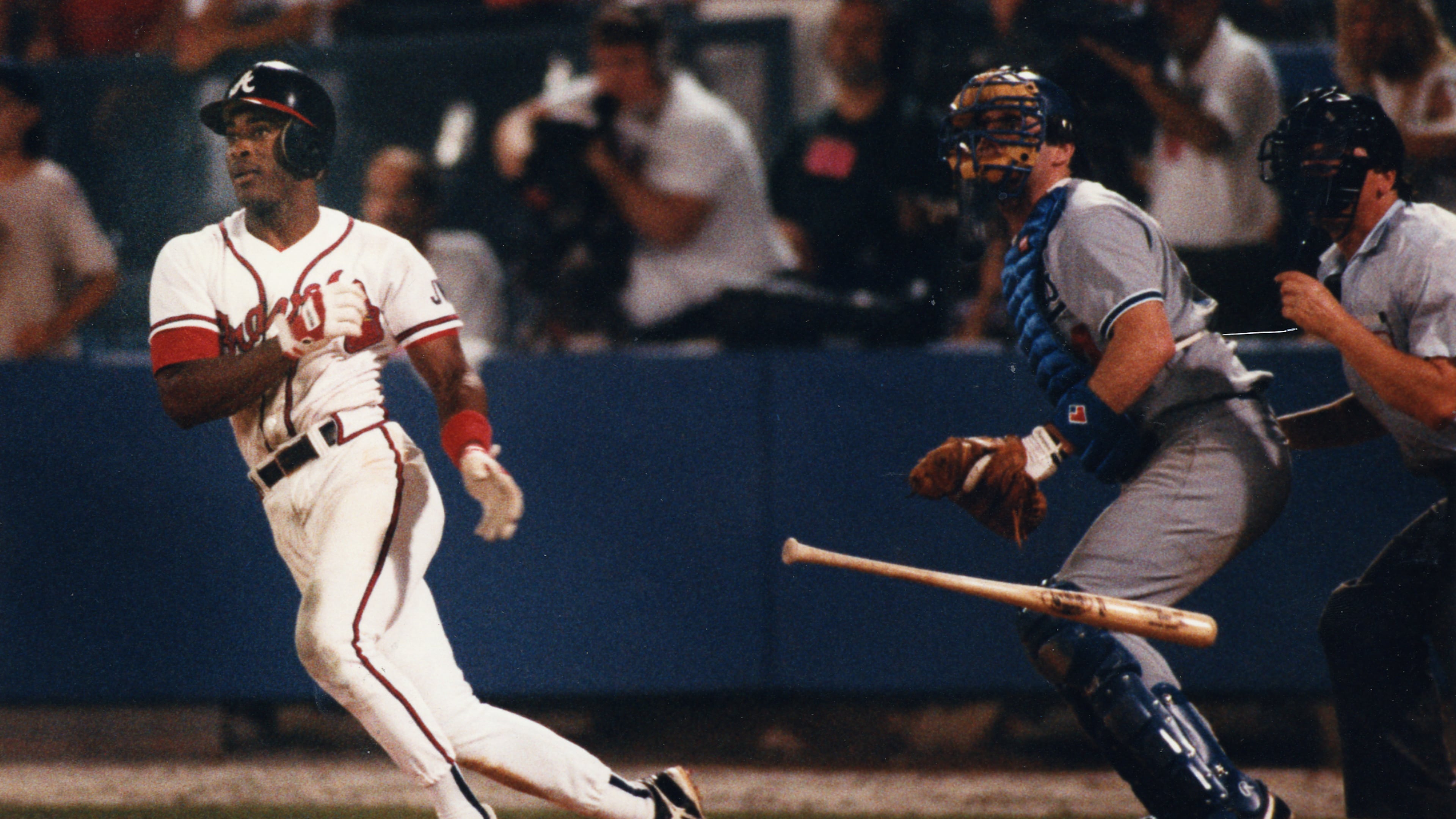 Ron Gant smacks a bases-loaded single to drive in the winning run against the Dodgers in 1991. (Walt Stricklin / AJC staff)