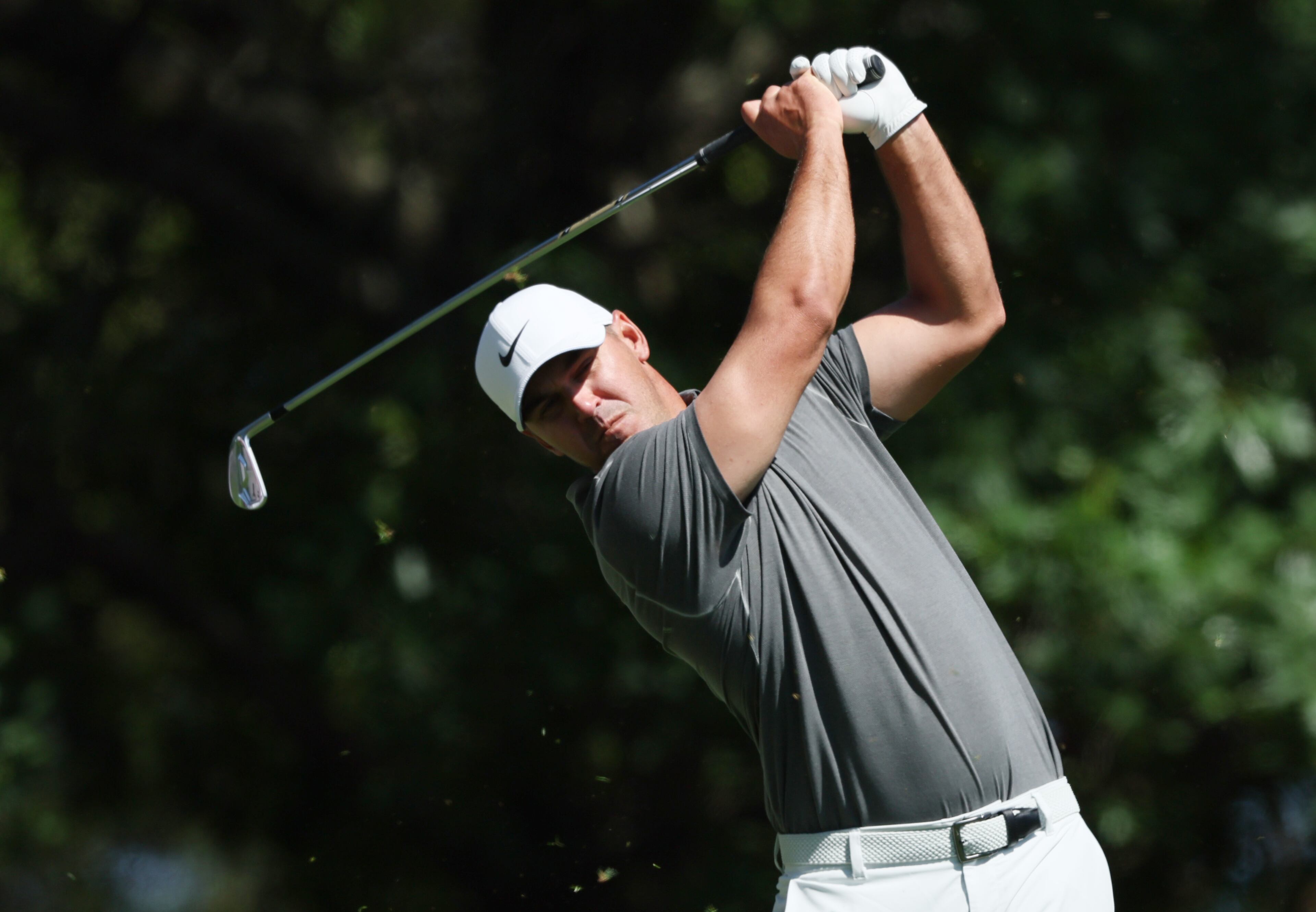 Brooks Koepka tees off on fourth hole during final round of the 2023 Masters Tournament at Augusta National Golf Club, Sunday, April 9, 2023, in Augusta, Ga. (Jason Getz / Jason.Getz@ajc.com)