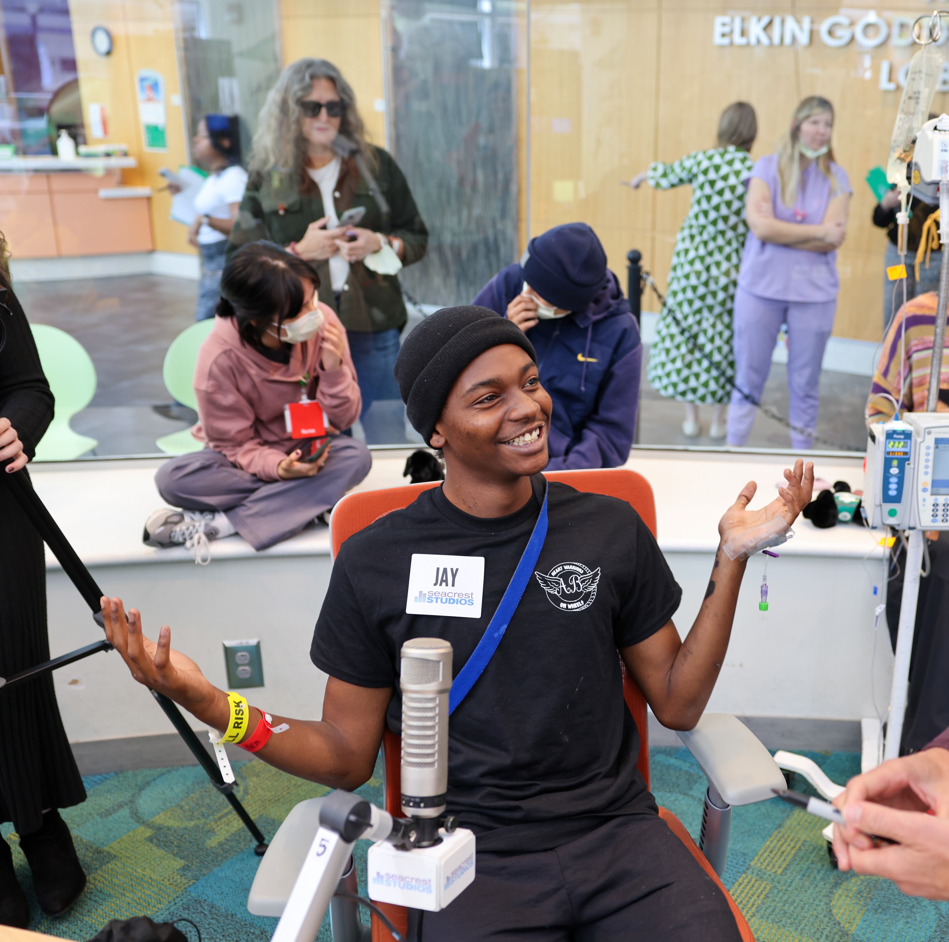 Ryan Seacrest recently stopped by Children’s Healthcare of Atlanta for a surprise visit.
Courtesy of Children’s Healthcare of Atlanta and the Ryan Seacrest Foundation