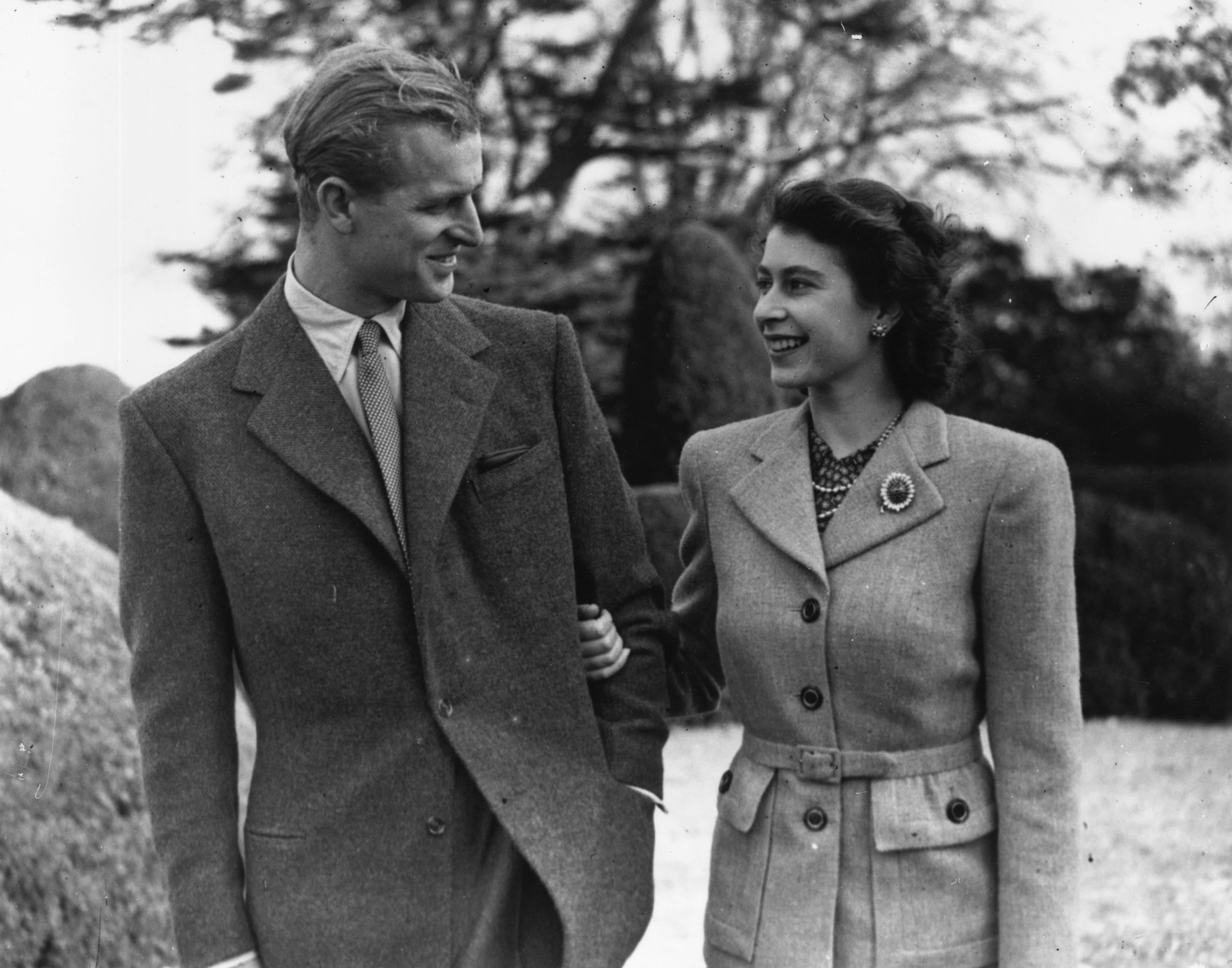 24th November 1947: Princess Elizabeth and The Prince Philip, Duke of Edinburgh enjoying a walk during their honeymoon at Broadlands, Romsey, Hampshire. (Photo by Topical Press Agency/Getty Images)