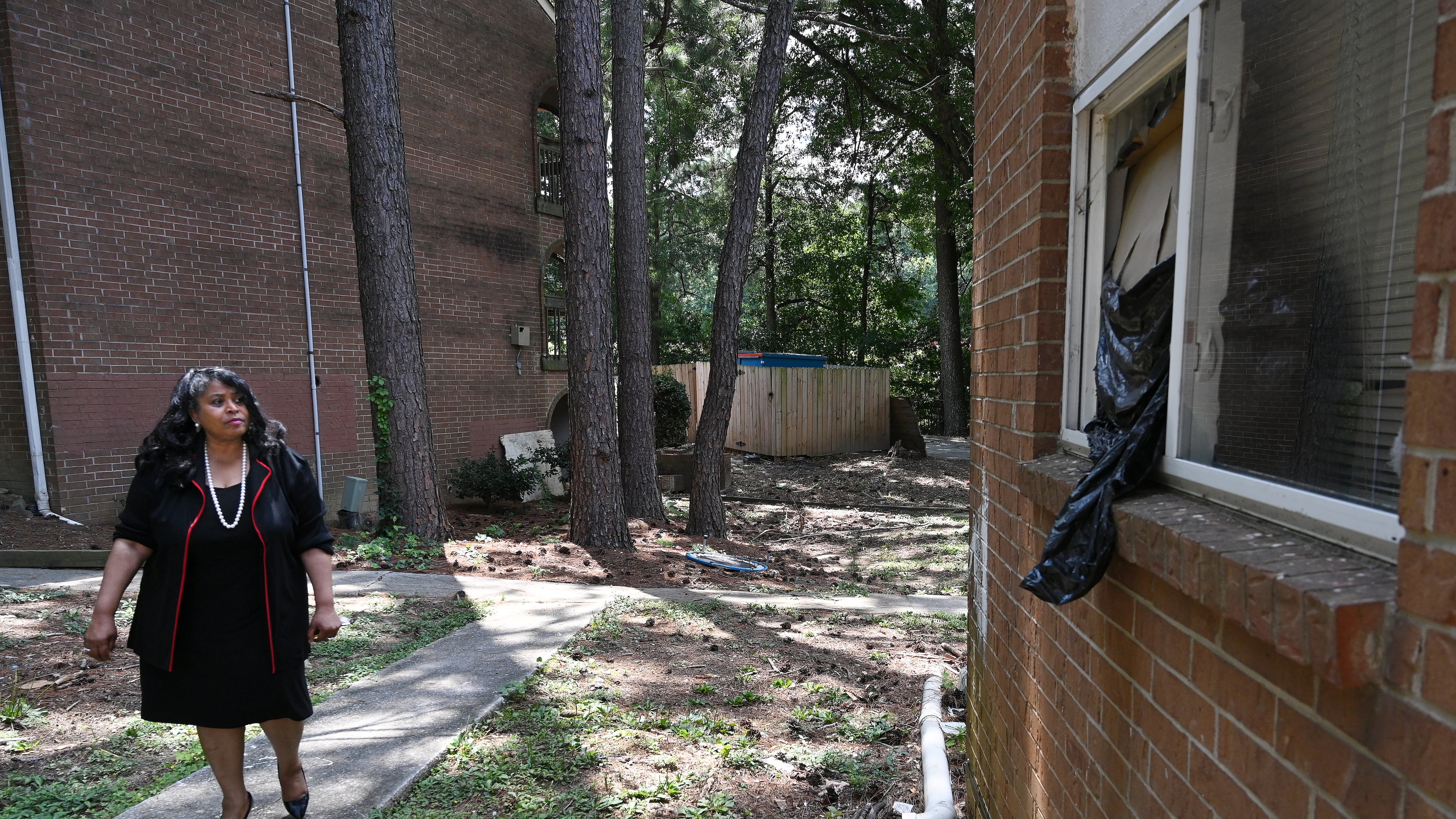 Atlanta City Councilwoman Andrea Boone checks condition at Vue at Harwell in Atlanta last week. The Atlanta City Council formally urged law enforcement officials to pursue charges against negligent apartment landlords, in response to an Atlanta Journal-Constitution investigation into the issue. (Hyosub Shin / Hyosub.Shin@ajc.com)