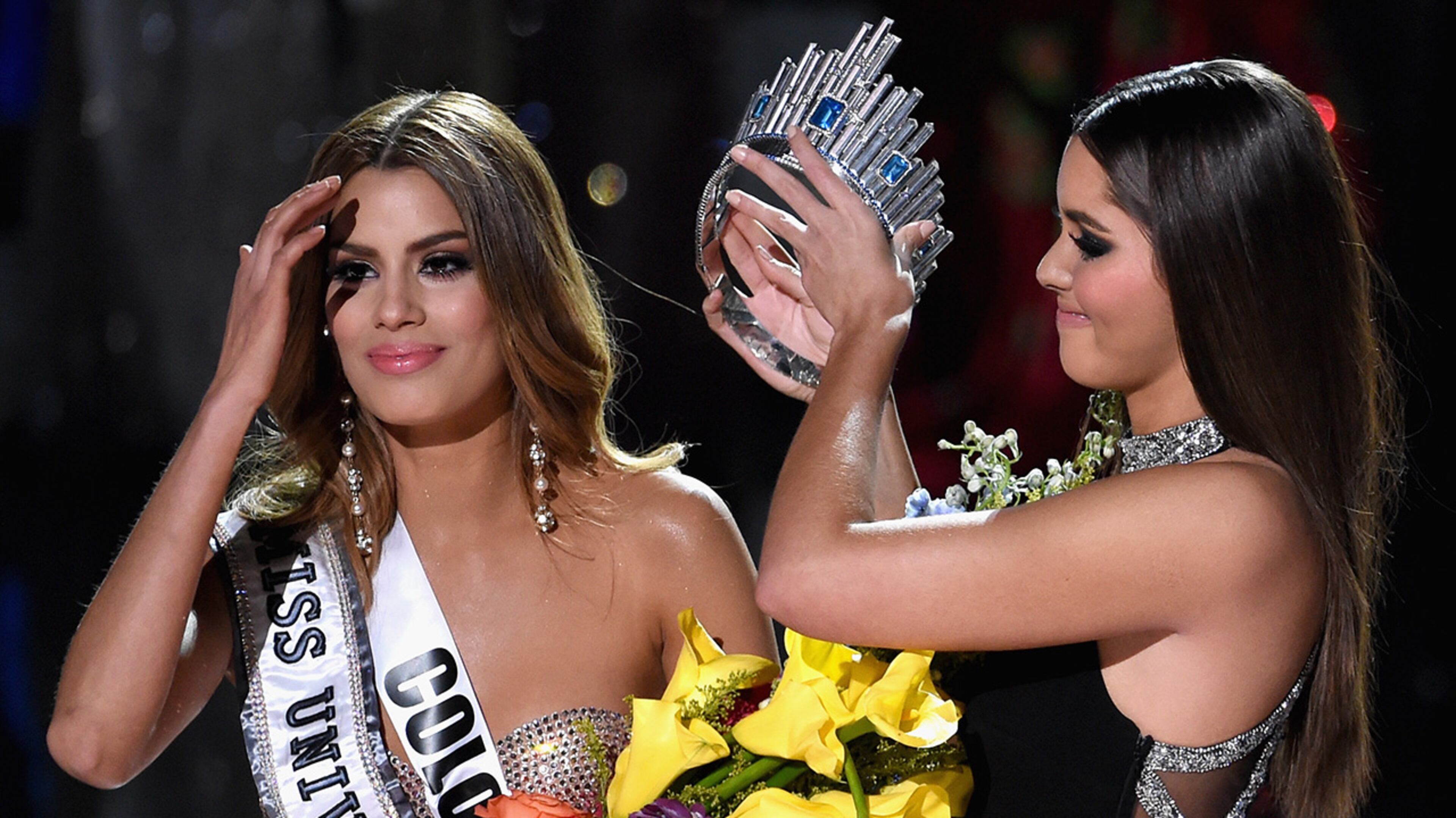 LAS VEGAS, NV - DECEMBER 20: (L-R) Miss Colombia 2015, Ariadna Gutierrez, has her crown removed by Miss Universe 2014, Paulina Vega, and given to the winner of Miss Universe 2015, Miss Phillipines 2015, Pia Alonzo Wurtzbach. Miss Colombia, Ariadna Gutierrez, was incorrectly named Miss Universe 2015 during the 2015 Miss Universe Pageant at The Axis at Planet Hollywood Resort & Casino on December 20, 2015 in Las Vegas, Nevada. (Photo by Ethan Miller/Getty Images)