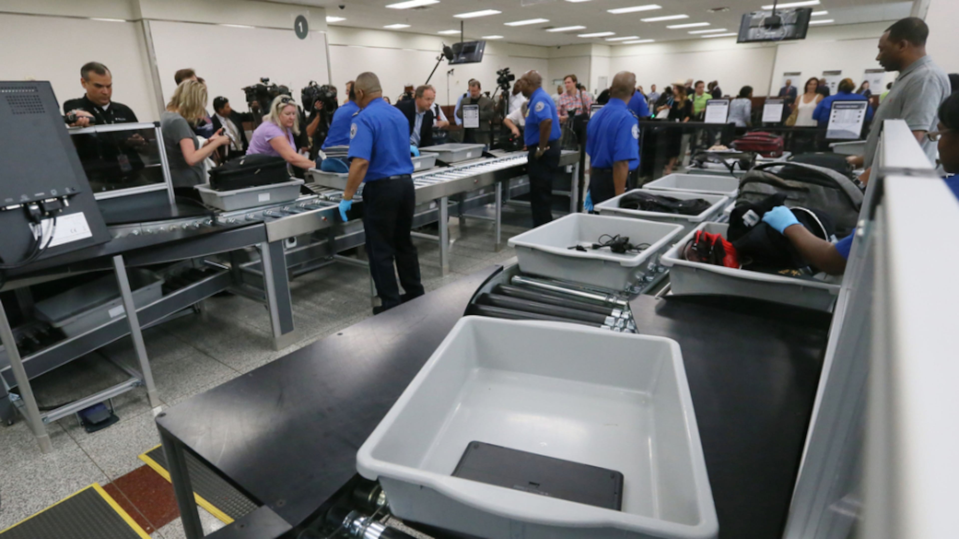 A TSA checkpoint at Hartsfield-Jackson during the rollout of smart lanes in 2016. BOB ANDRES / BANDRES@AJC.COM
