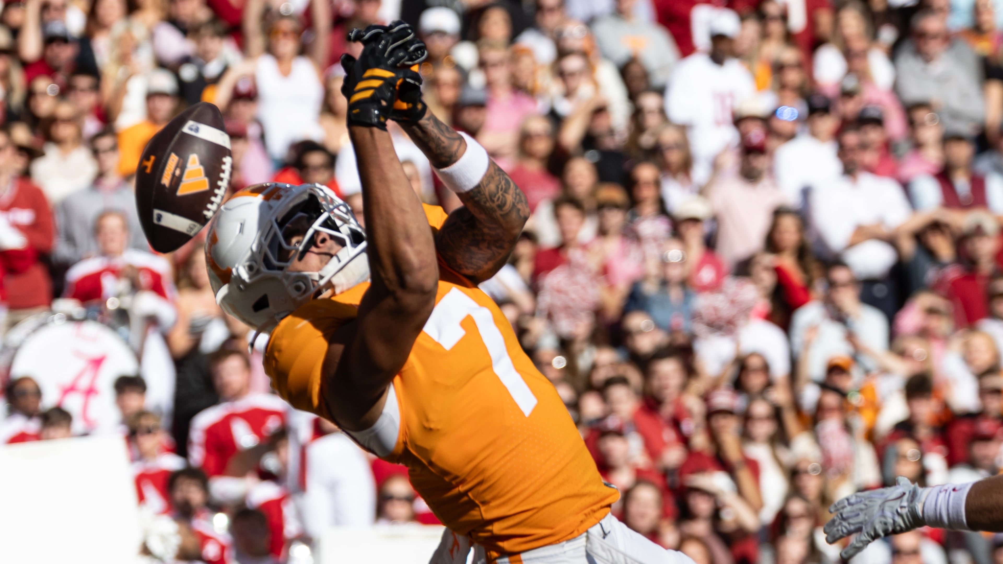 Tennessee tight end Dasaahn Brame (7) can't hold on to a pass during the first half an NCAA college football game against Alabama, Saturday, Oct. 17, 2026, in Knoxville, Tenn. (AP Photo/Wade Payne)