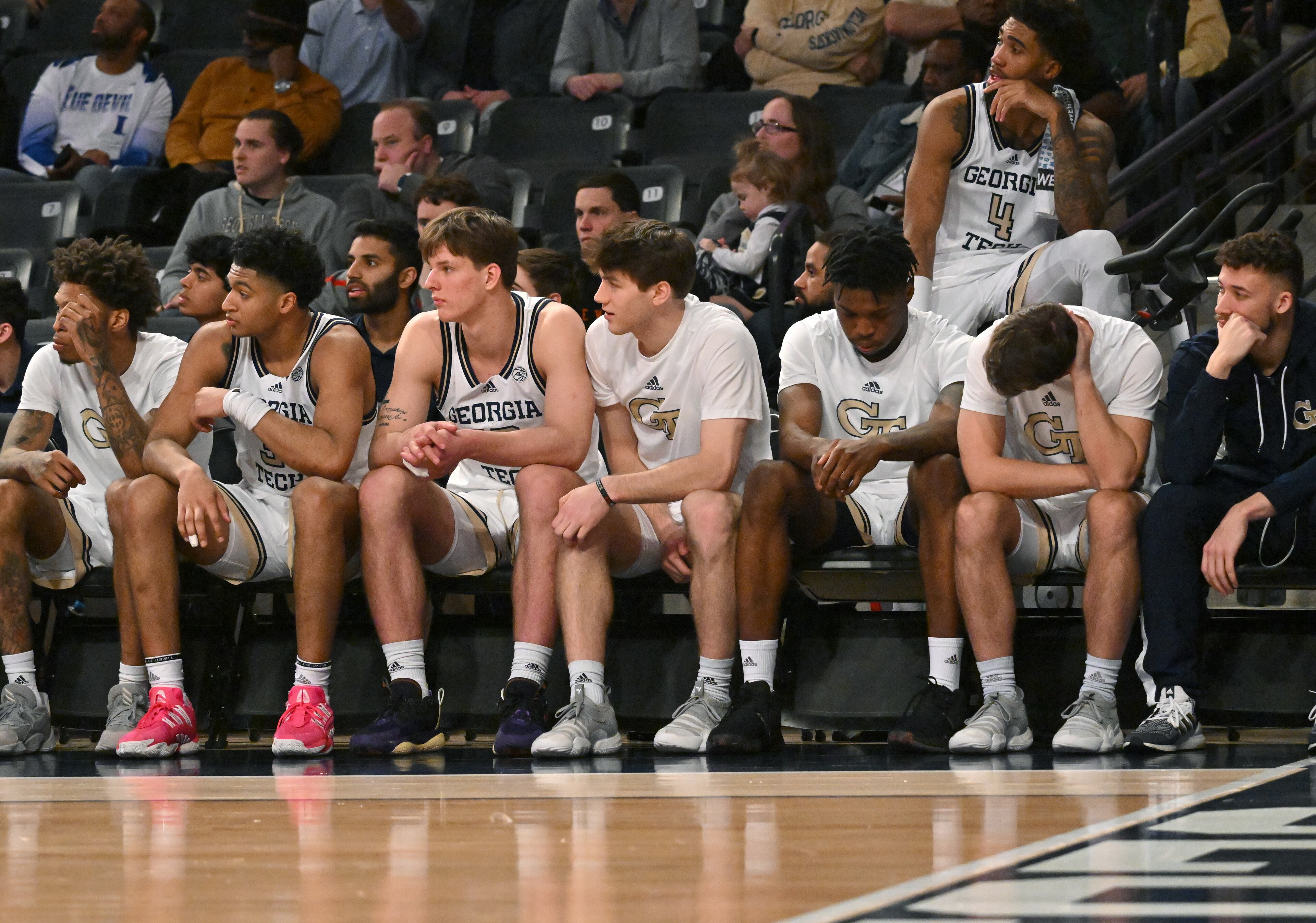 Georgia Tech players react at the end of the second half. (Hyosub Shin / Hyosub.Shin@ajc.com)