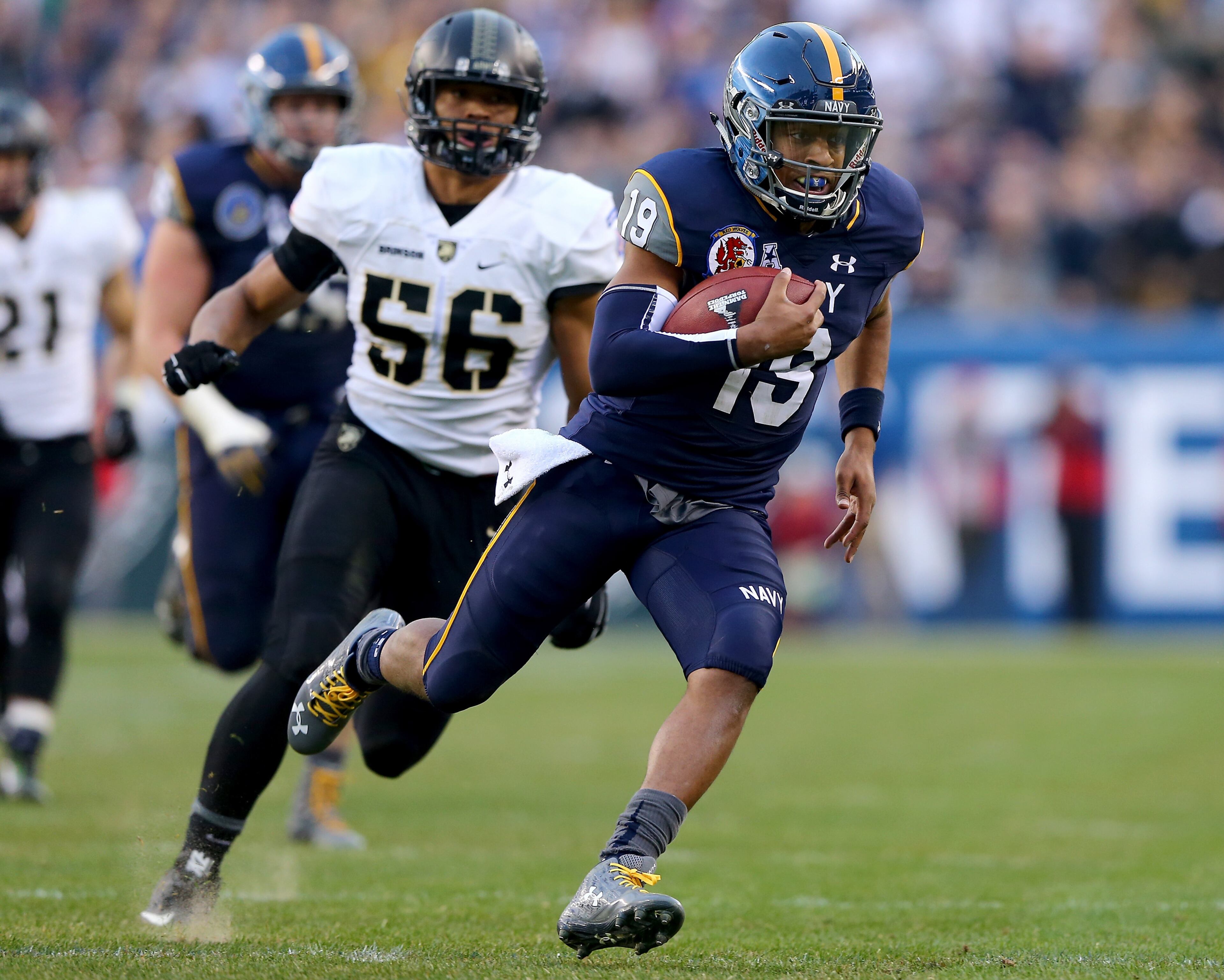 PHILADELPHIA, PA - DECEMBER 12: Keenan Reynolds #19 of the Navy Midshipmen carries the ball as Kenneth Brinson #56 of the Army Black Knights at Lincoln Financial Field on December 12, 2015 in Philadelphia, Pennsylvania. (Photo by Elsa/Getty Images)