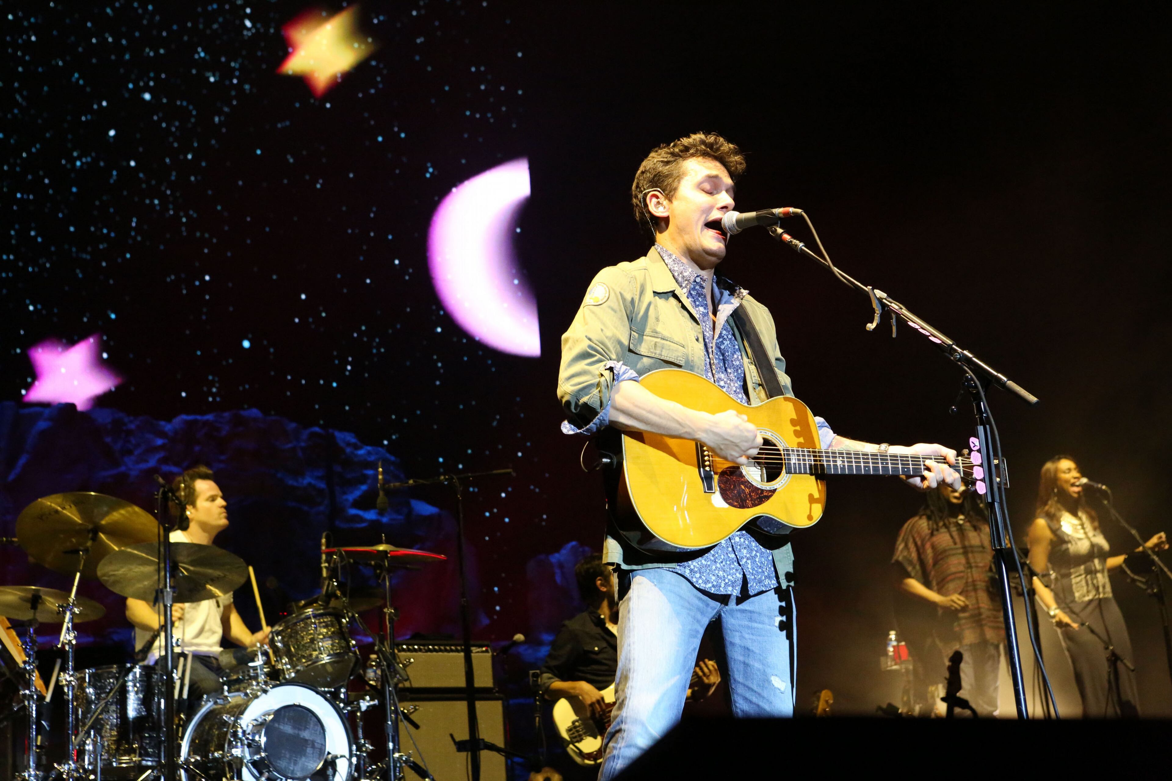 John Mayer performs. John Mayer brought his Born and Raised World Tour 2013 to sold out Aaron's Amphitheatre Friday night. American Idol winner and Albany native Phillip Phillips opened the show.
