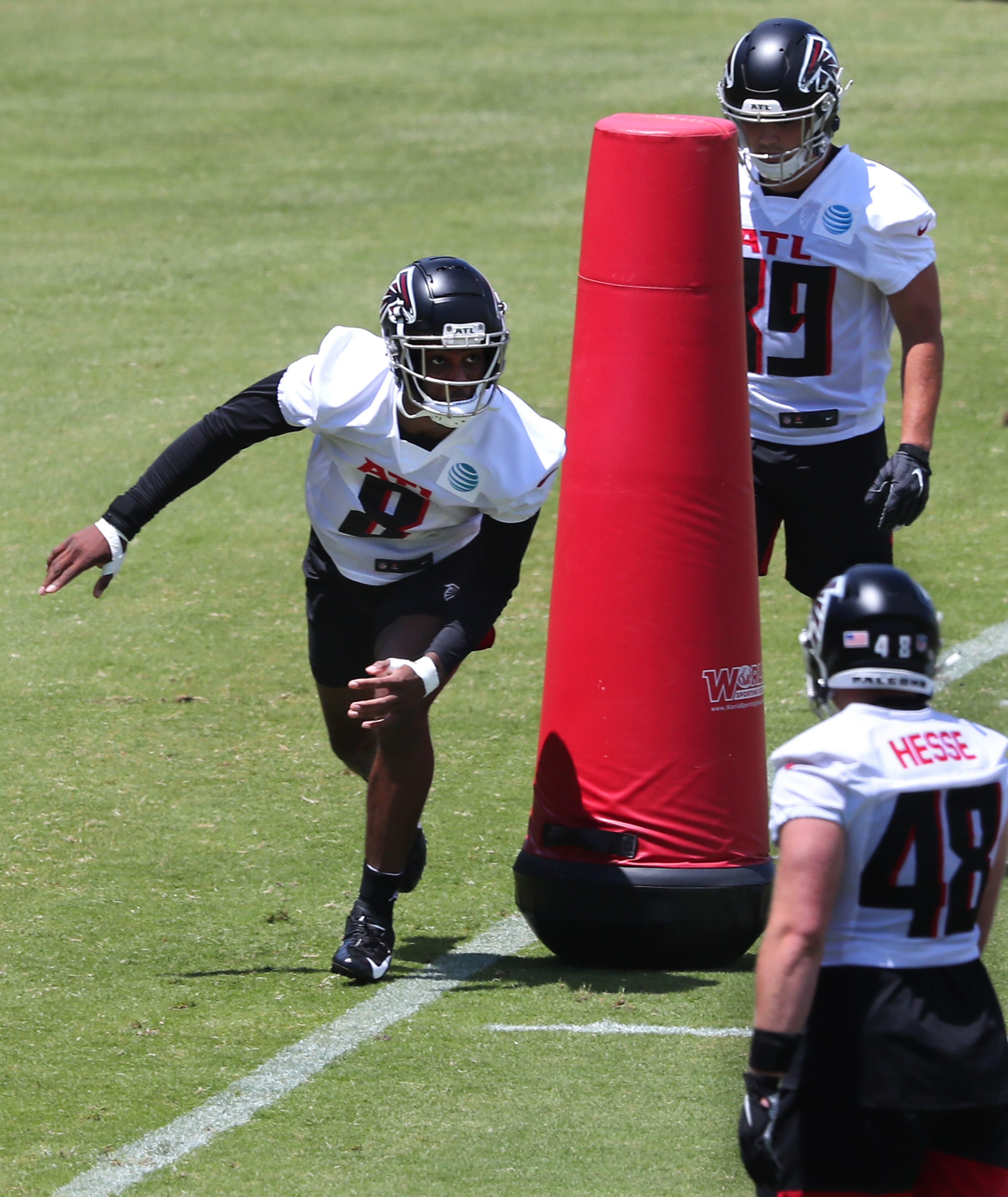 051421 Flowery Branch: Atlanta Falcons tight end Kyle Pitts (left) runs a drill during rookie minicamp on Friday, May 14, 2021, in Flowery Branch. “Curtis Compton / Curtis.Compton@ajc.com”
