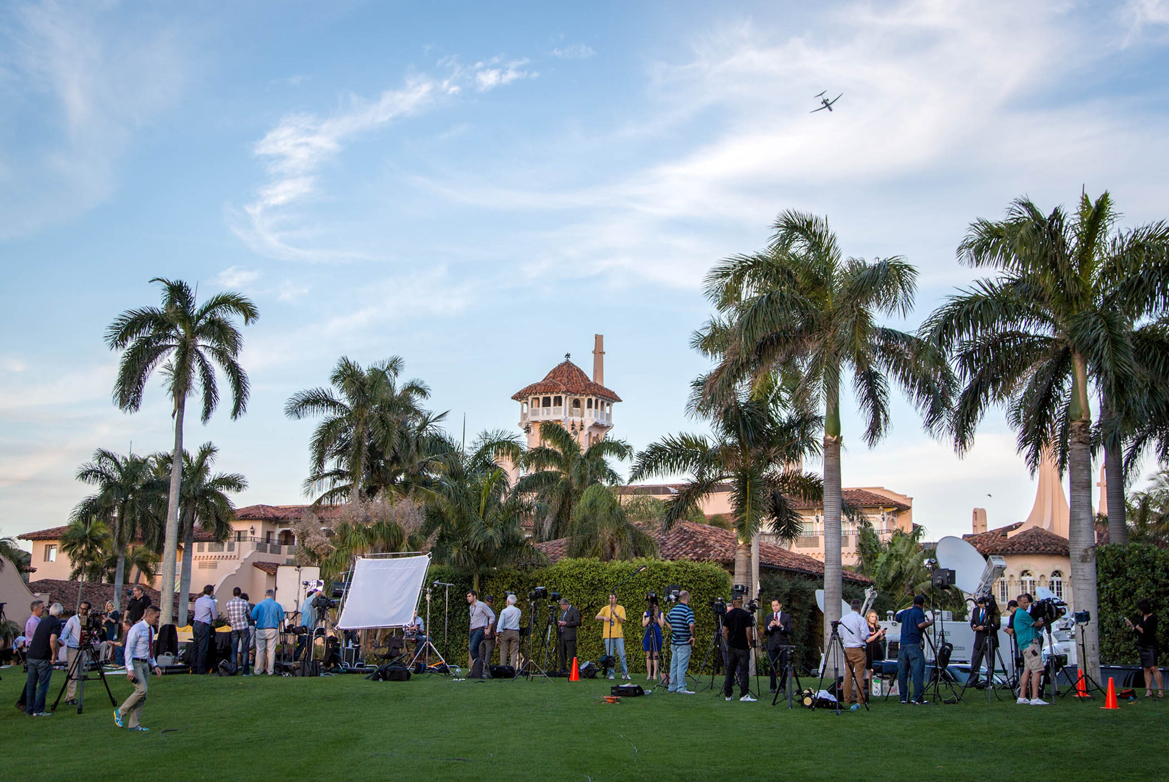 Media gather outside Mar-A-Lago for a Donald J. Trump Super Tuesday press conference in Palm Beach, Florida on March 1, 2016. (Allen Eyestone / Daily News)