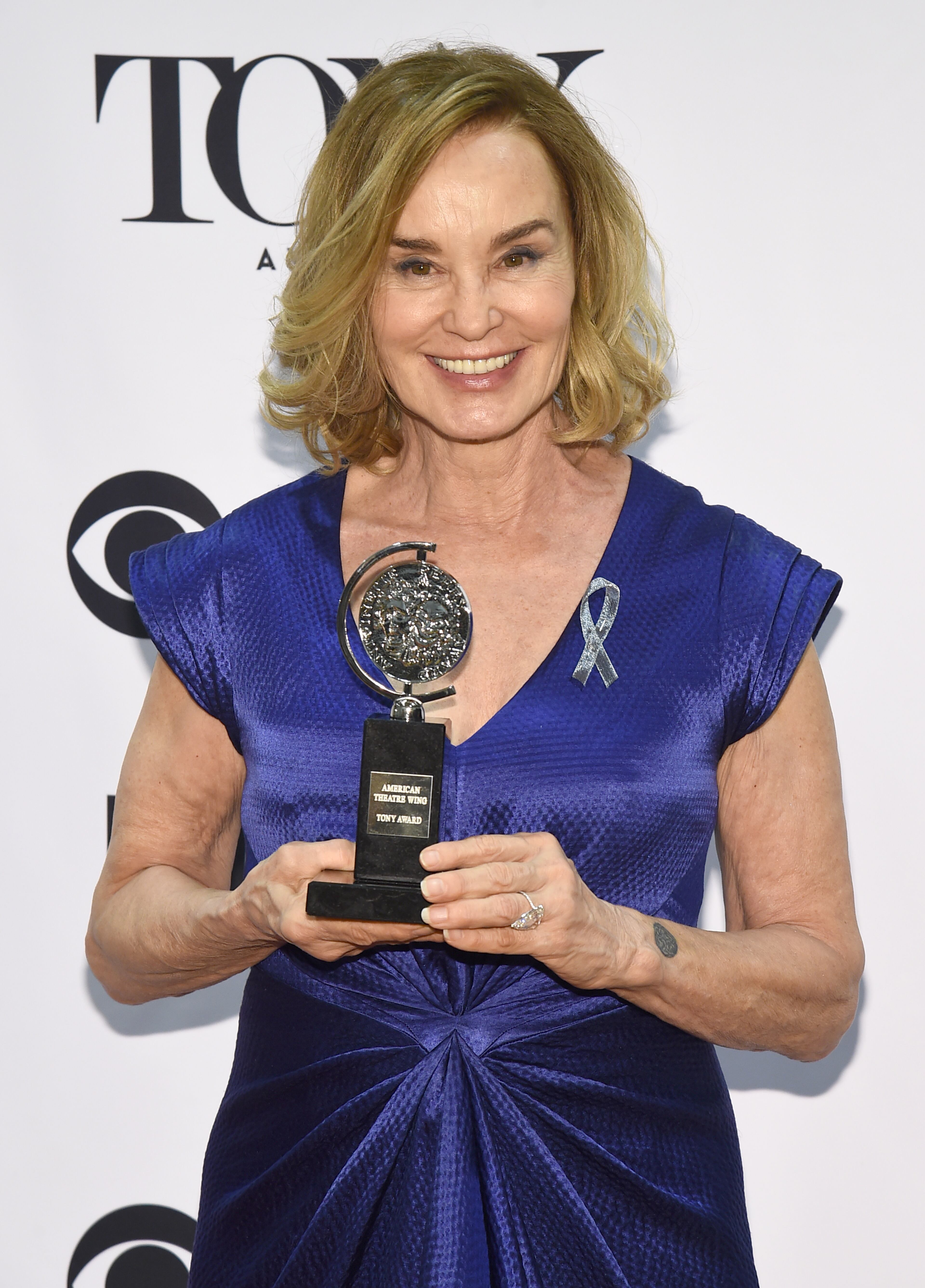 Jessica Lange poses in the press room with the award for leading actress in a play for "Long Day's Journey into Night" at the Tony Awards on Sunday, June 12, 2016, in New York. (Photo by Charles Sykes/Invision/AP)