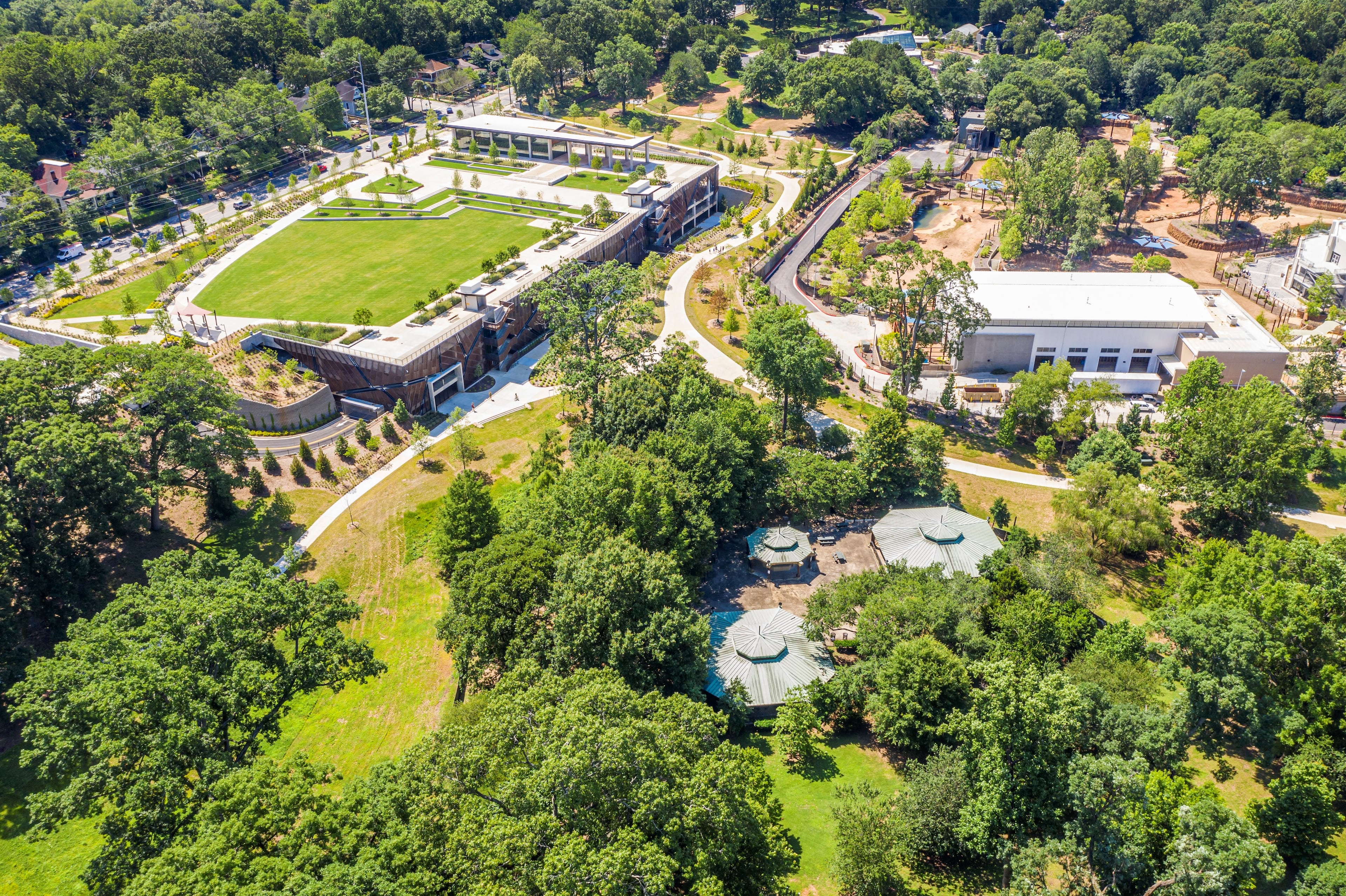 The Grant Park parking deck adjacent to the zoo opened in 2021 with green space on top that overlooks the giraffes and elephants. CREDIT: Kelly Klein and the Grant Park Conservancy