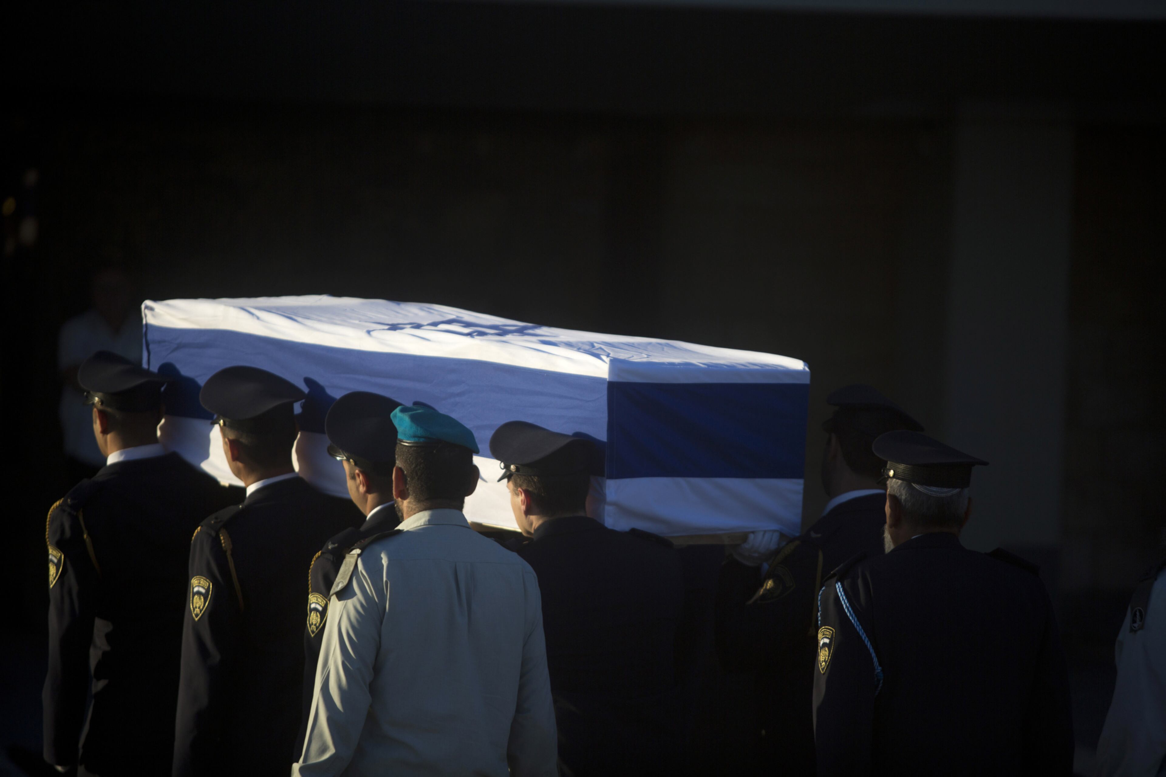 JERUSALEM, ISRAEL - SEPTEMBER 29: Israeli honour guards carry the coffin of former Israeli President Shimon Peres into the Knesset, Israel's Parliament, on September 29, 2016 in Jerusalem, Israel. Peres was hospitalized in the Sheba Medical Centre on Tuesday, September 13, 2016, after suffering a stroke, and passed away last night at the age of 93. (Photo by Lior Mizrahi/Getty Images) *** BESTPIX ***