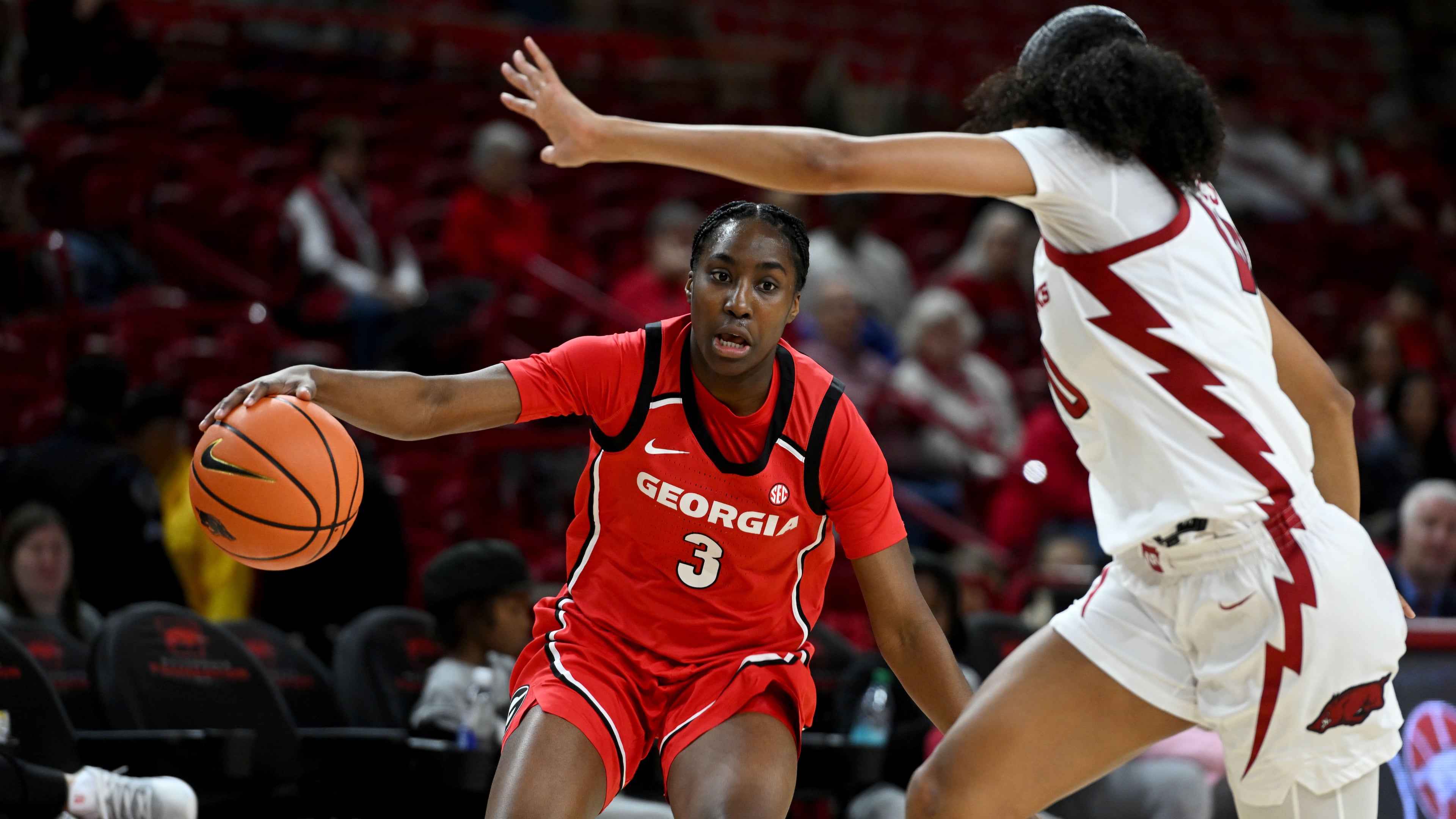 Georgia guard Dani Carnegie (left) runs a play against Arkansas on Thursday, Jan. 22, 2026, in Fayetteville, Ark. Carnegie, a former Grayson High School star, scored 31 points in the game. (Michael Woods/AP)